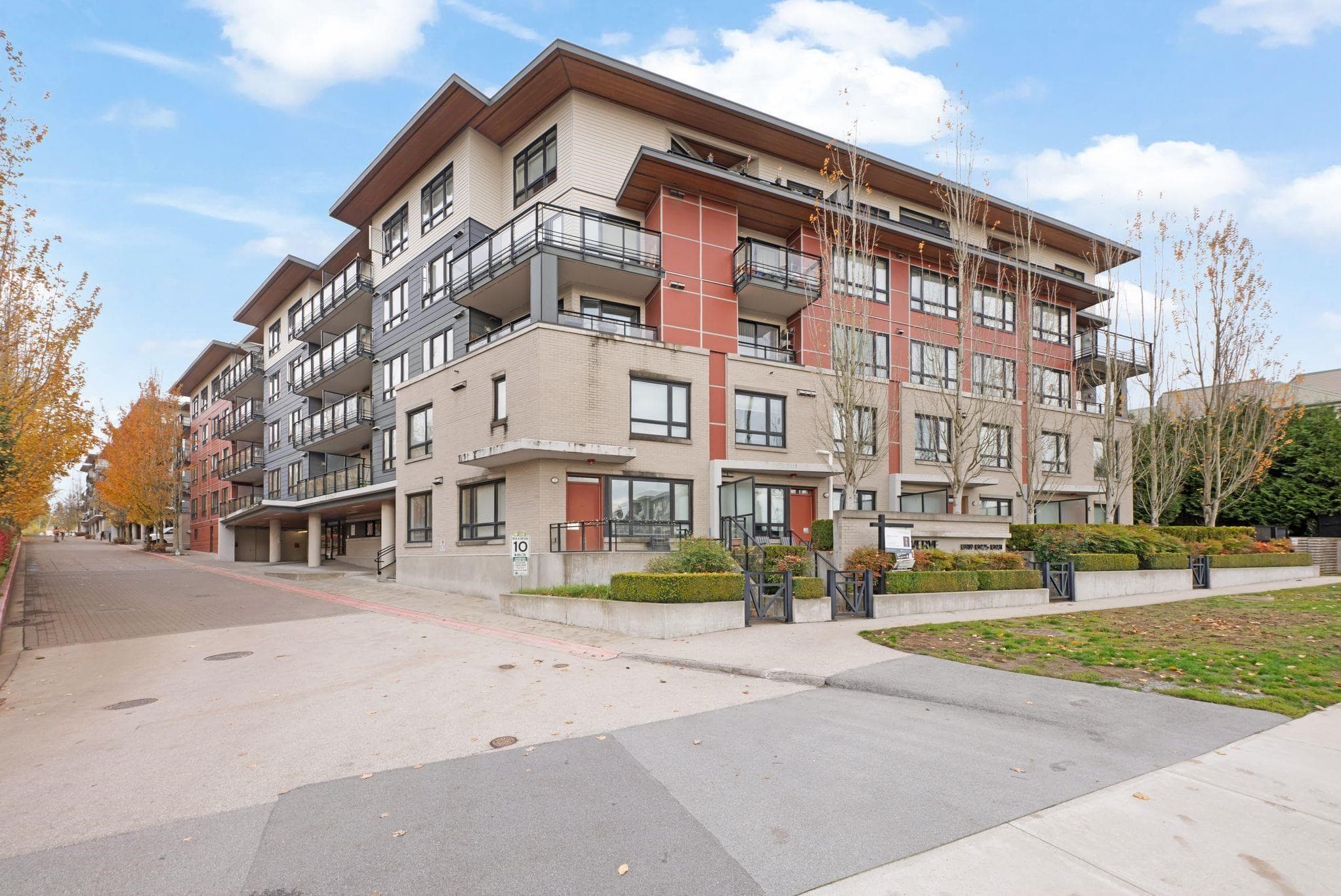 207 - 13925 Fraser Highway, Surrey, V3T 4E6 — photo 1
