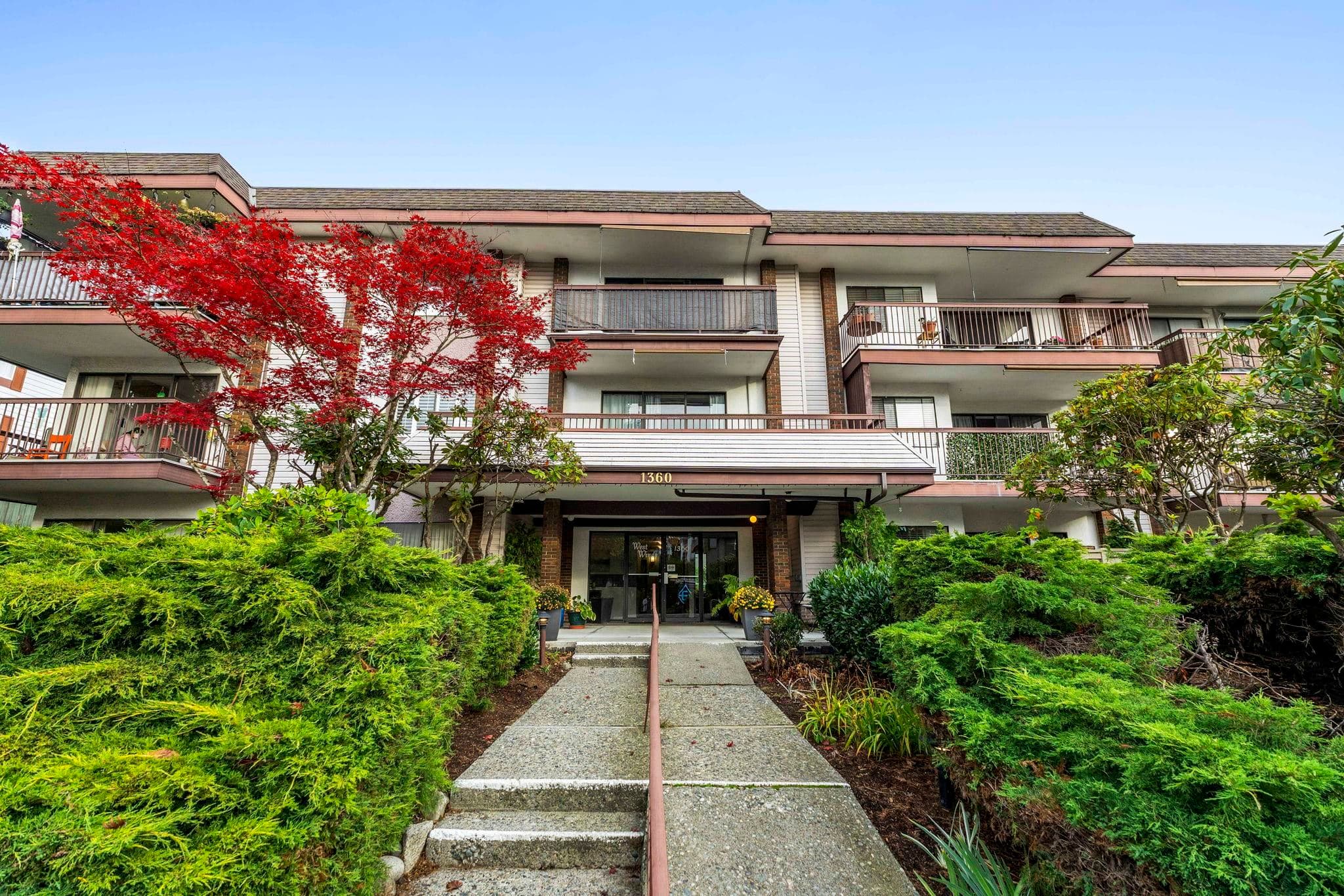 304 - 1360 Martin Street, White Rock, V4B 3W5 — photo 1