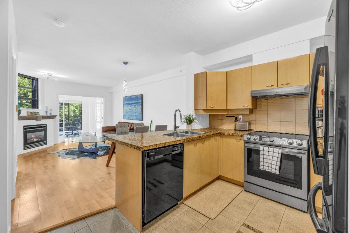 209 - 2228 Marstrand Avenue, Vancouver, V6K 4T1 — photo 3