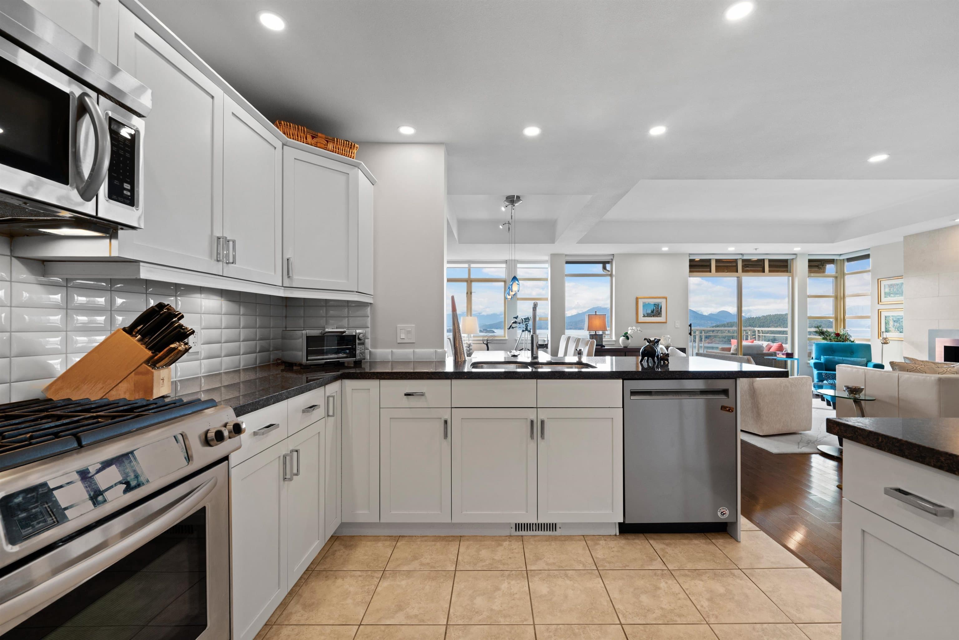 8683 Seascape Drive, West Vancouver, V7W 3J7 — photo 4