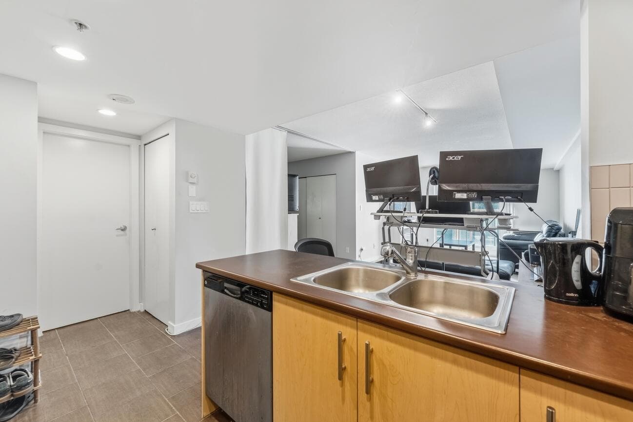 810 - 200 Keary Street, New Westminster, V3L 0A6 — photo 3