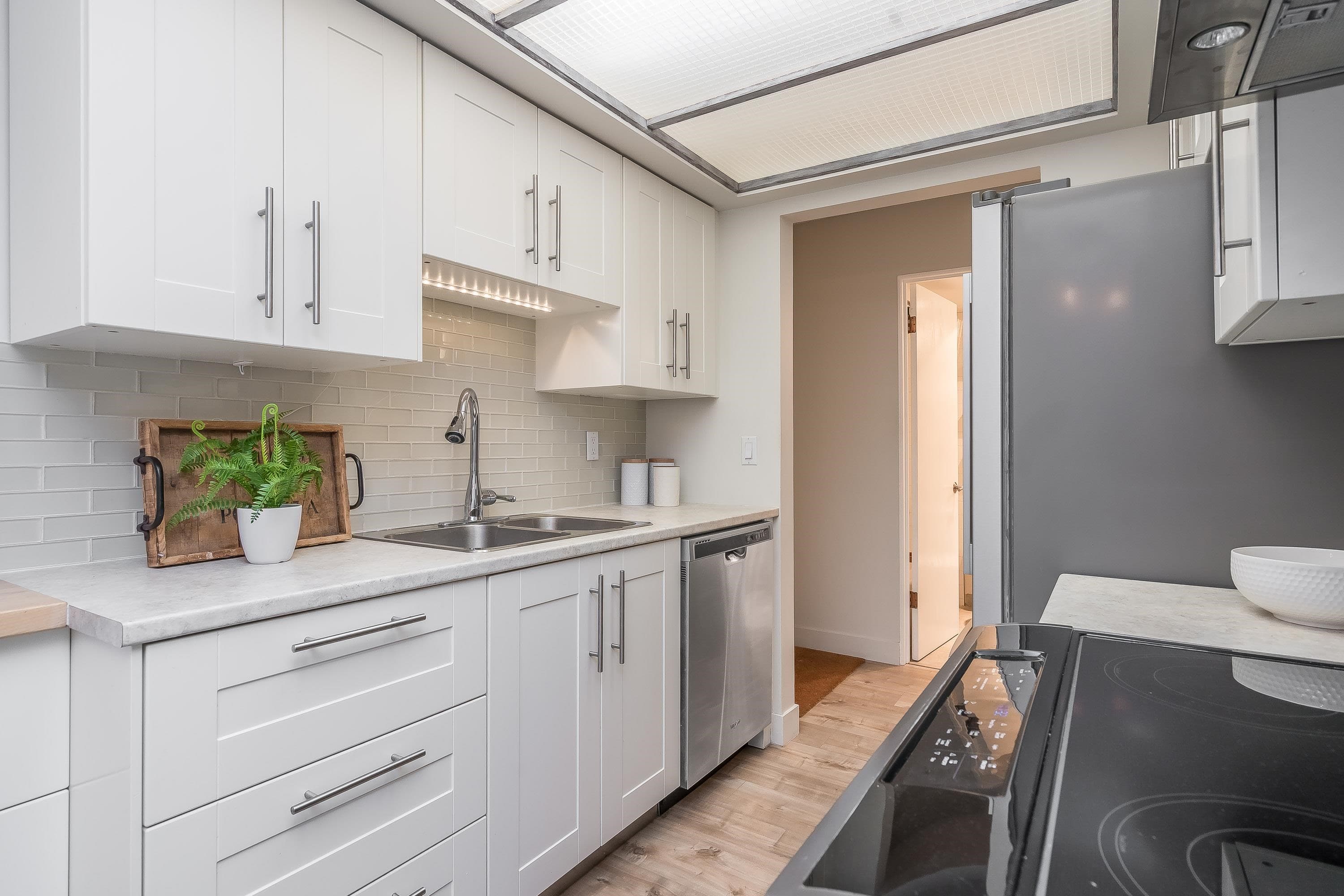 303 - 1360 Martin Street, White Rock, V4B 3W5 — photo 1
