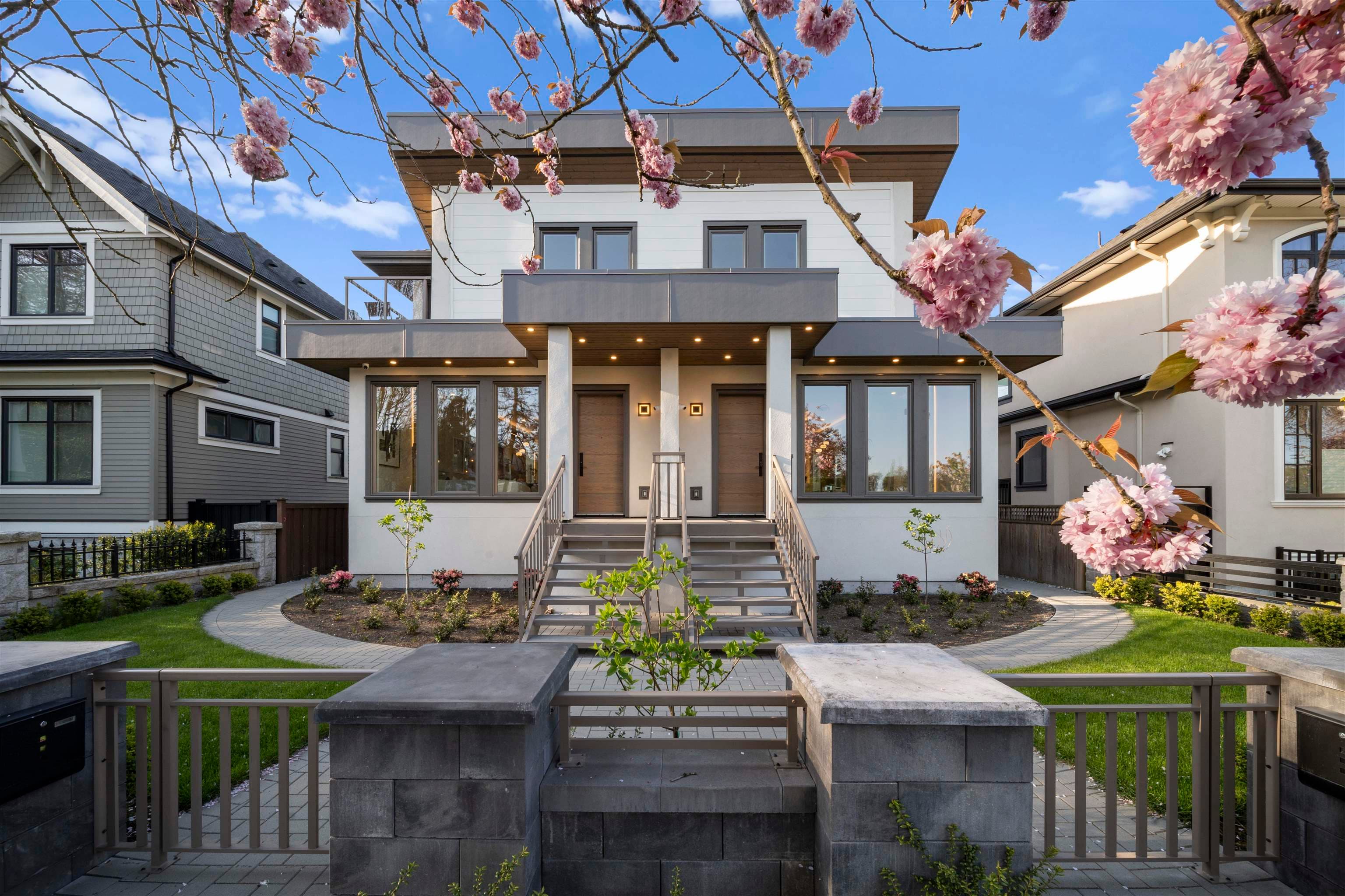 2455 W 10th Avenue, Vancouver, V6K 2J4 — photo 1