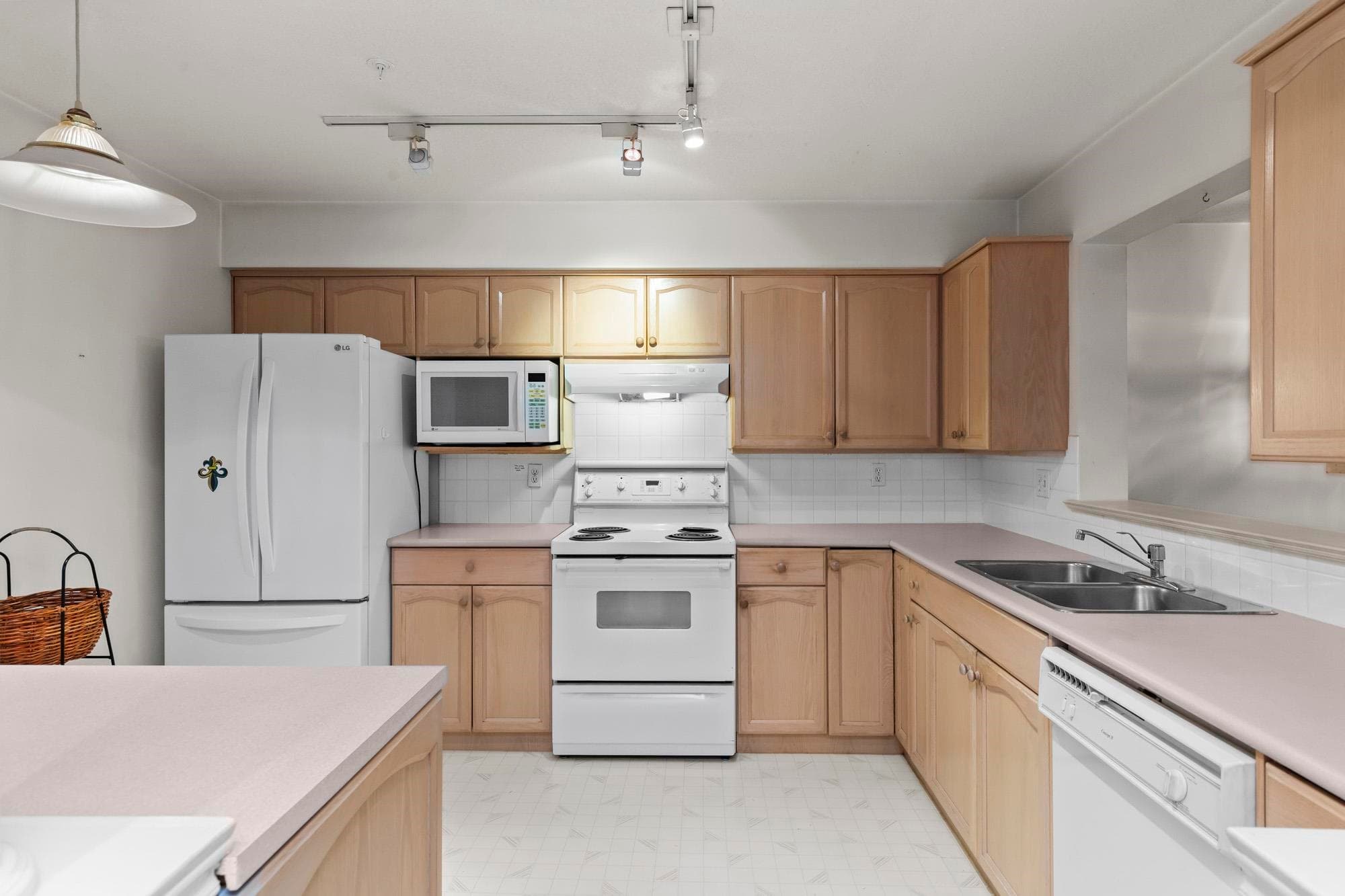 208 - 2575 Ware Street, Abbotsford, V2S 3E2 — photo 2