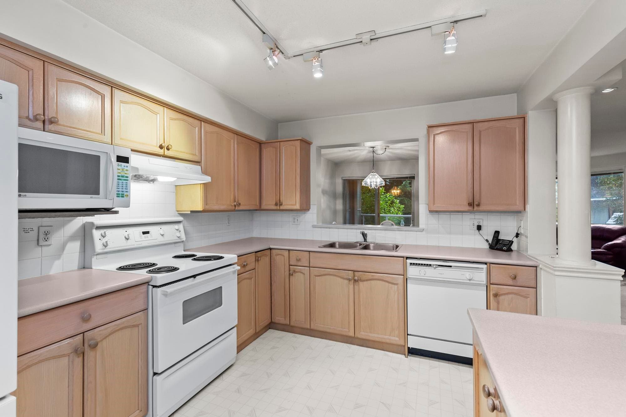 208 - 2575 Ware Street, Abbotsford, V2S 3E2 — photo 3
