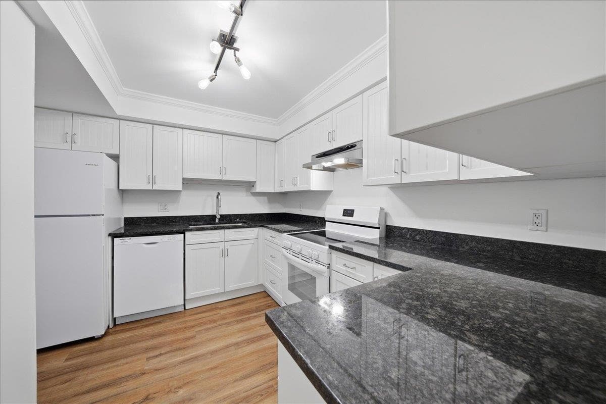 PH 406 - 1340 Duchess Avenue, West Vancouver, V7T 1H6 — photo 5