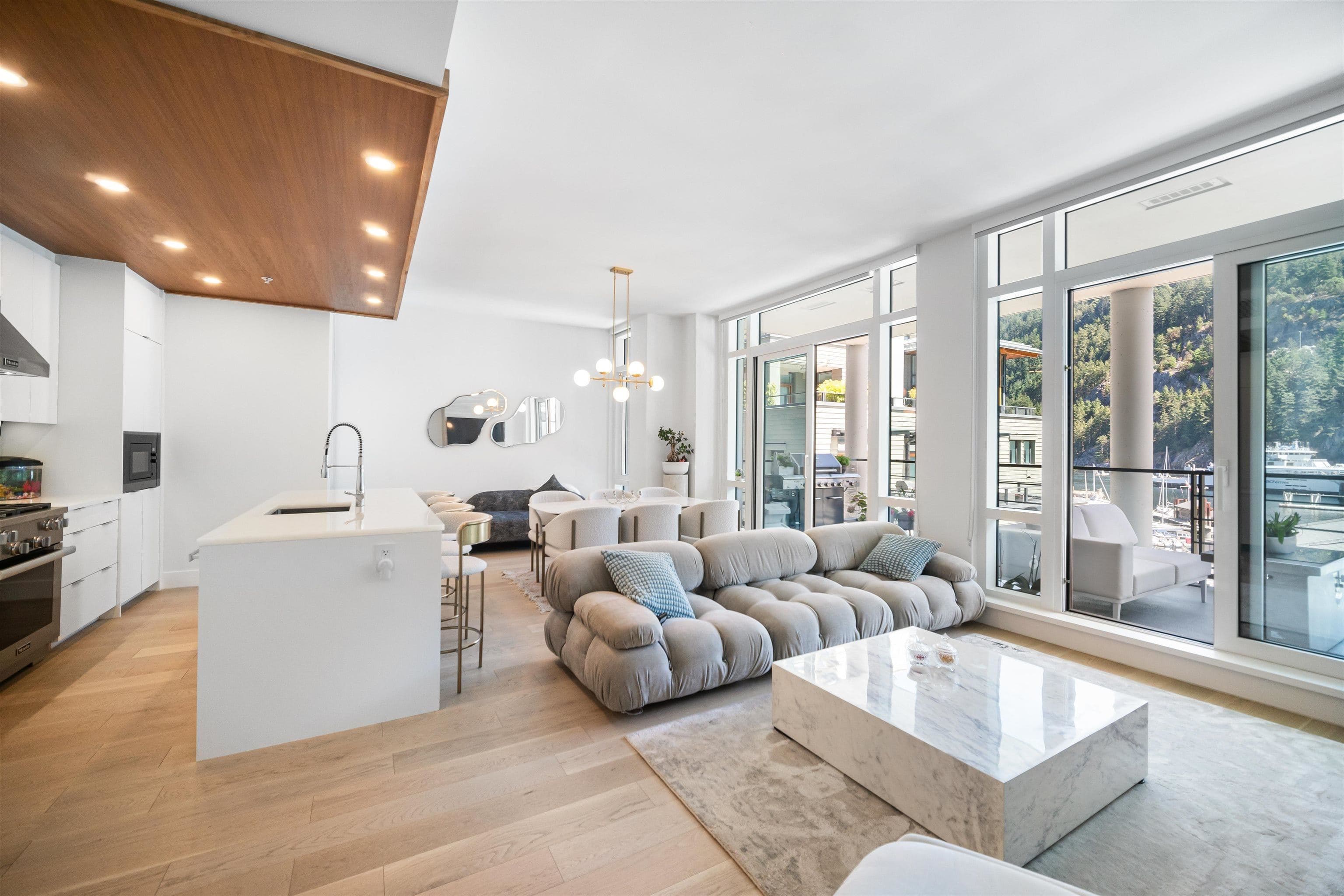 301 - 6697 Nelson Avenue, West Vancouver