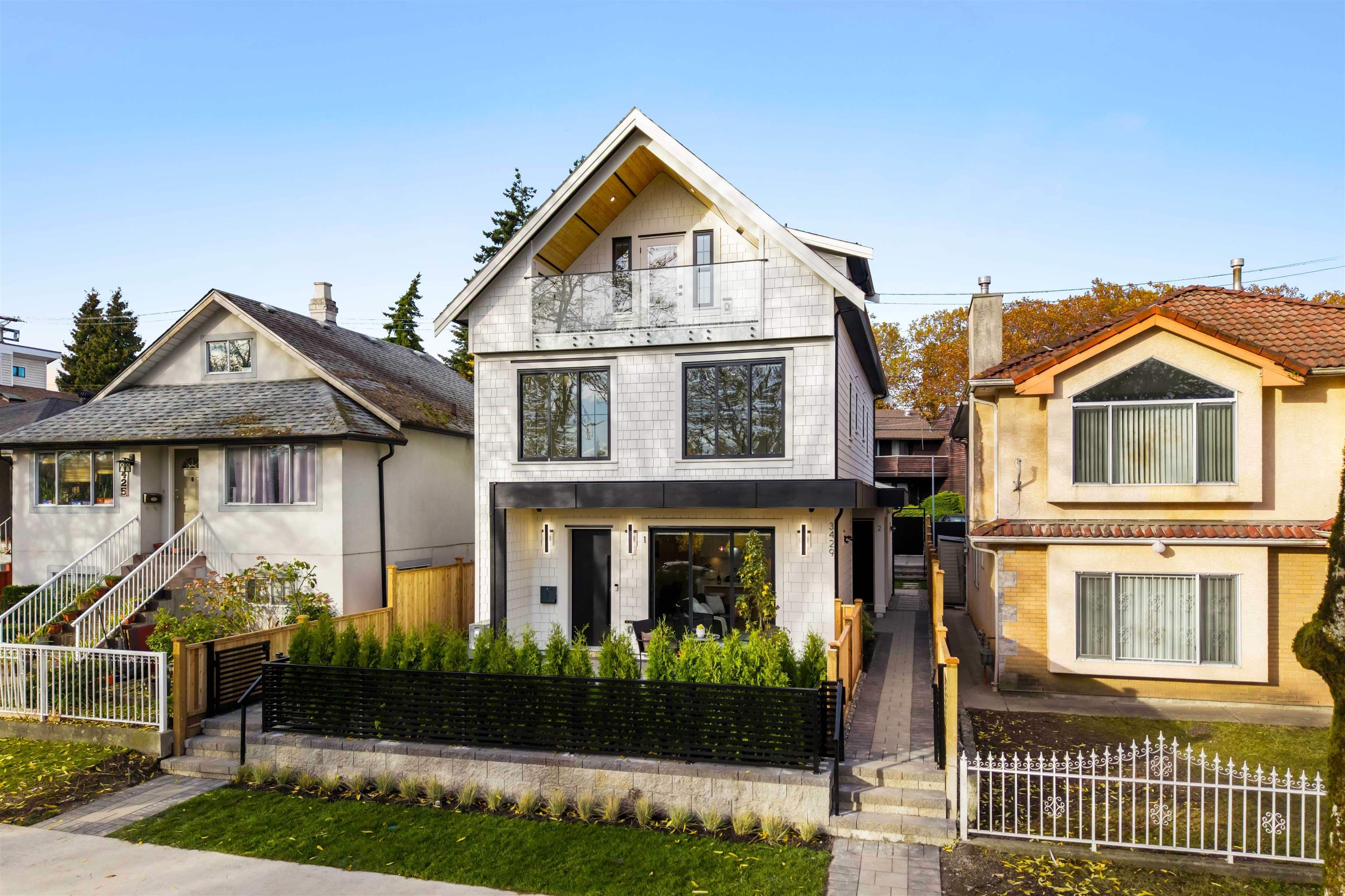 2 - 3429 Napier Street, Vancouver