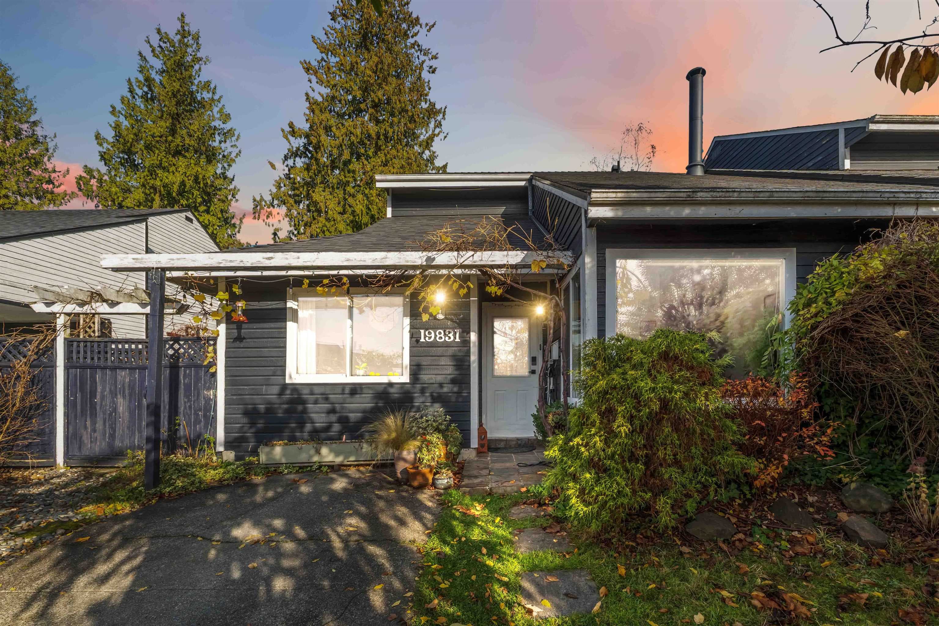 19831 53a Avenue, Langley, V3A 7B4 — photo 1