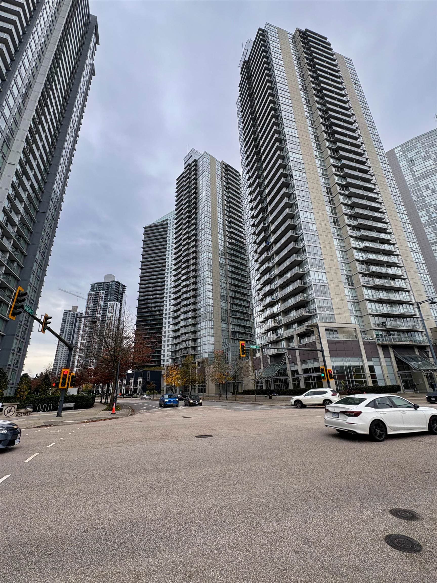 2704 - 9981 Whalley Boulevard, Surrey, V3T 0G6 — photo 2
