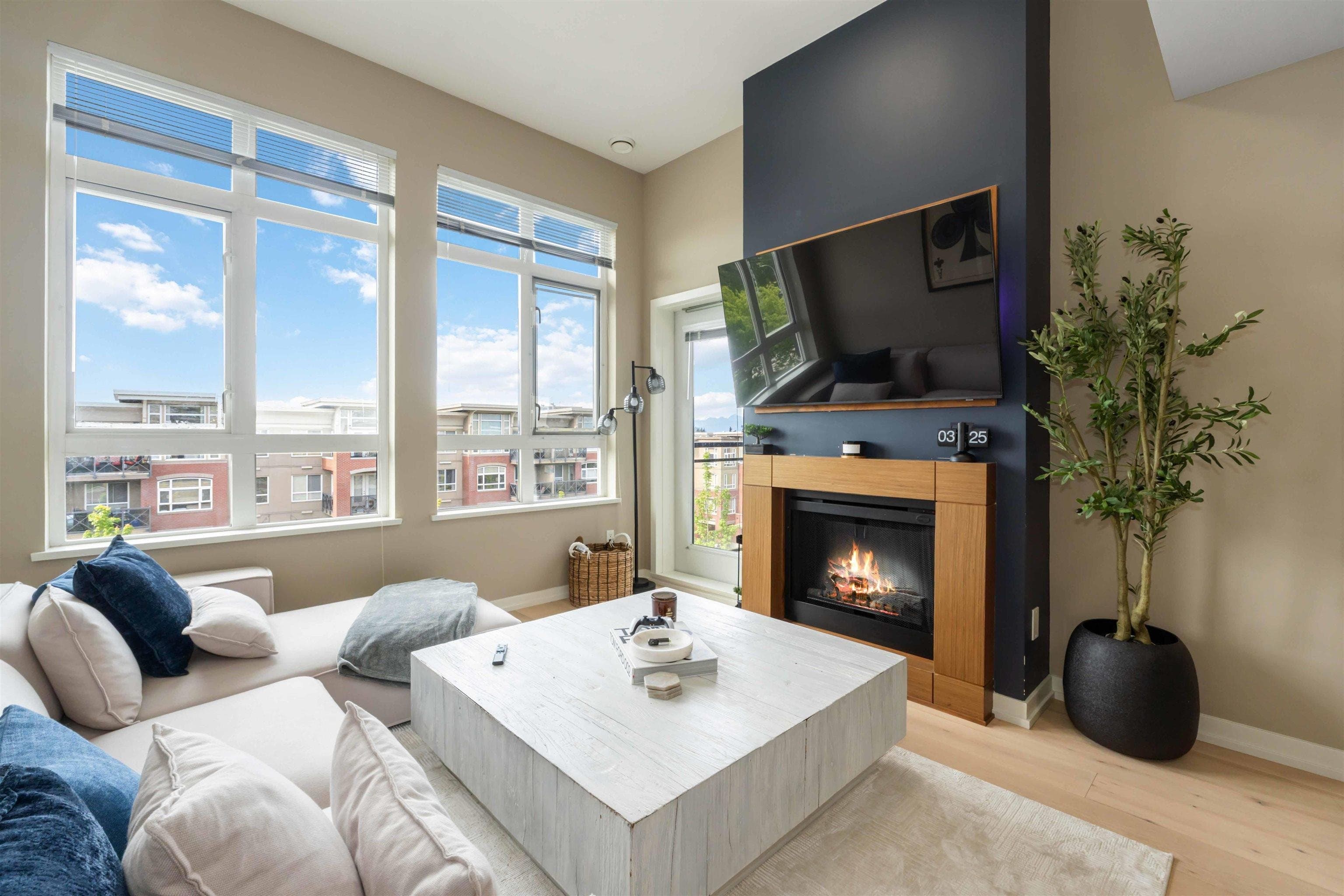 412 - 2940 King George Boulevard, Surrey, V4P 0E4 — photo 1