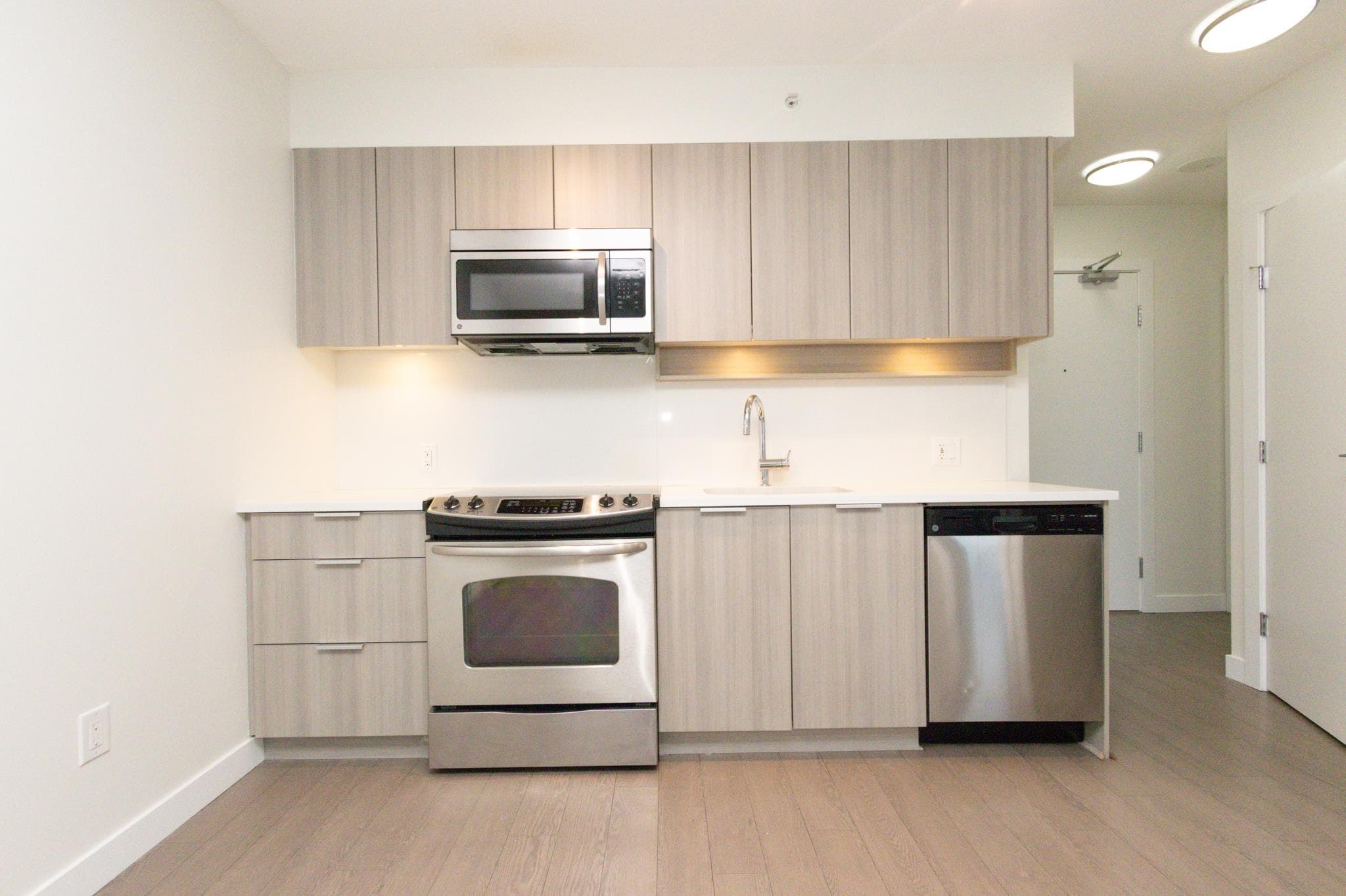 1402 - 13308 Central Avenue, Surrey, V3T 0M4 — photo 2