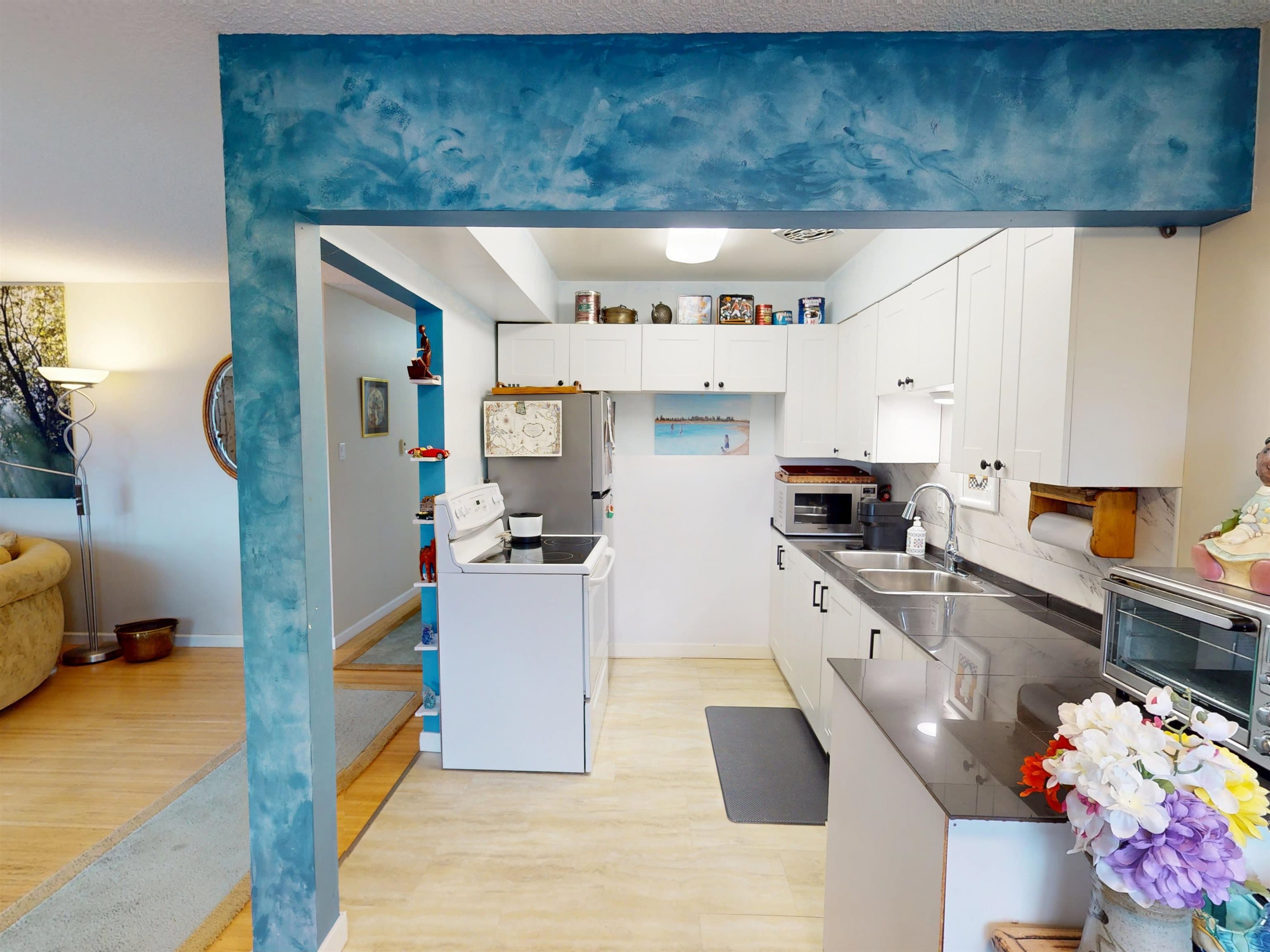 1 - 1040 Parker Street, White Rock, V4B 4R7 — photo 4