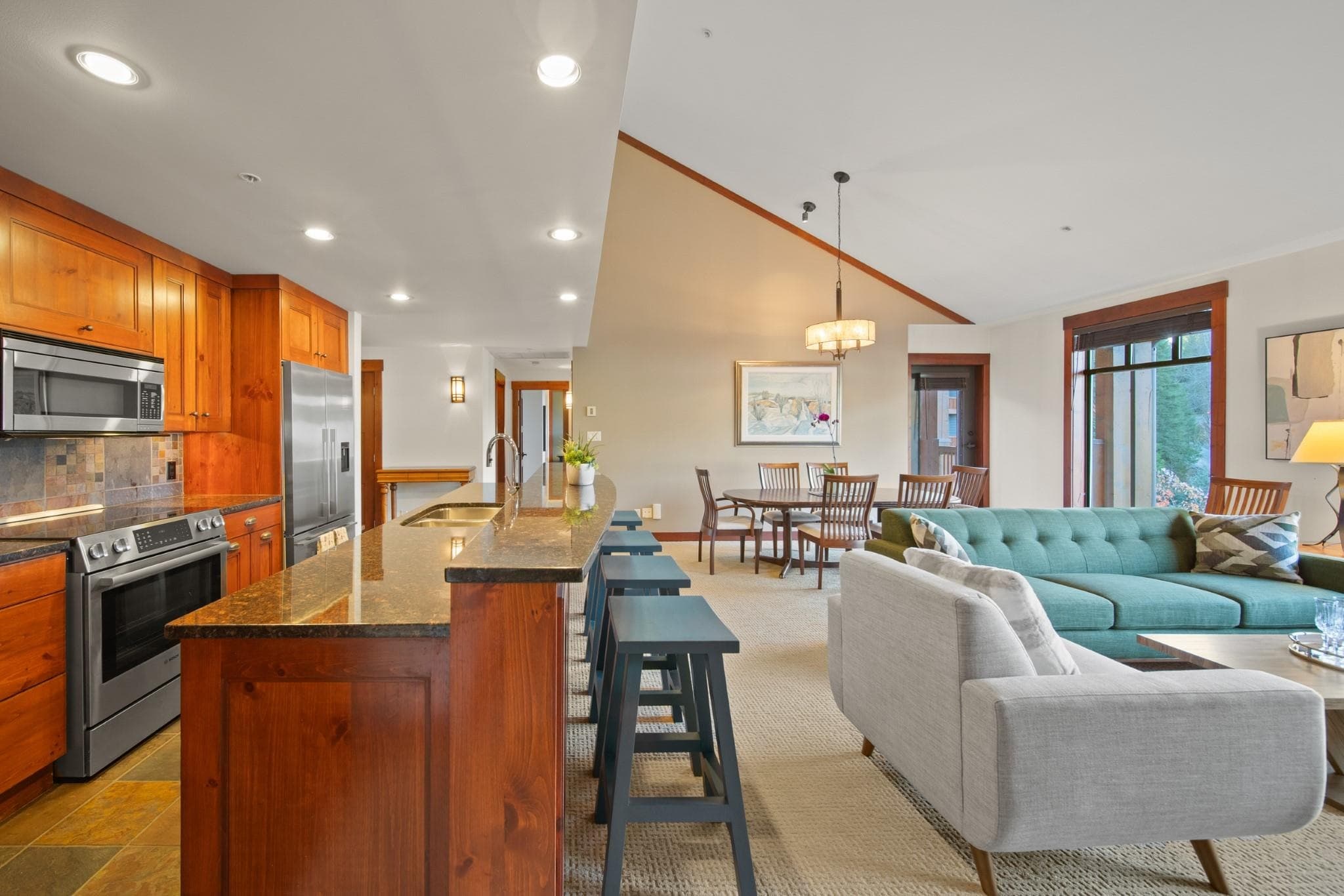 402 - 2202 Gondola Way, Whistler, V8E 0M7 — photo 2