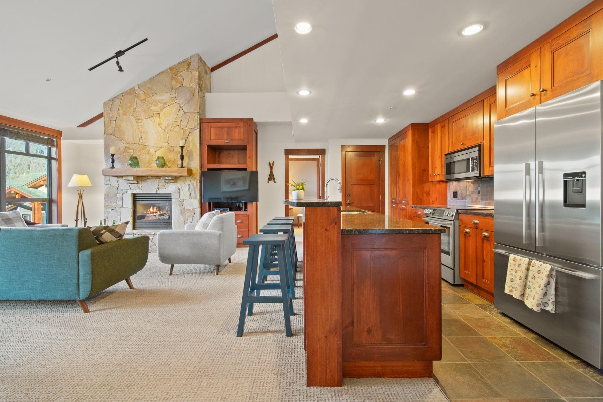 402 - 2202 Gondola Way, Whistler, V8E 0M7 — photo 4