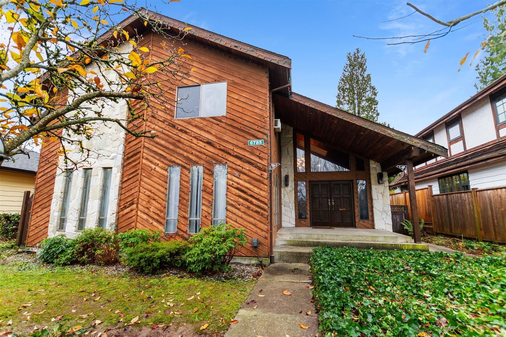 6785 Lochdale Street, Burnaby, V5B 2M9 — photo 2