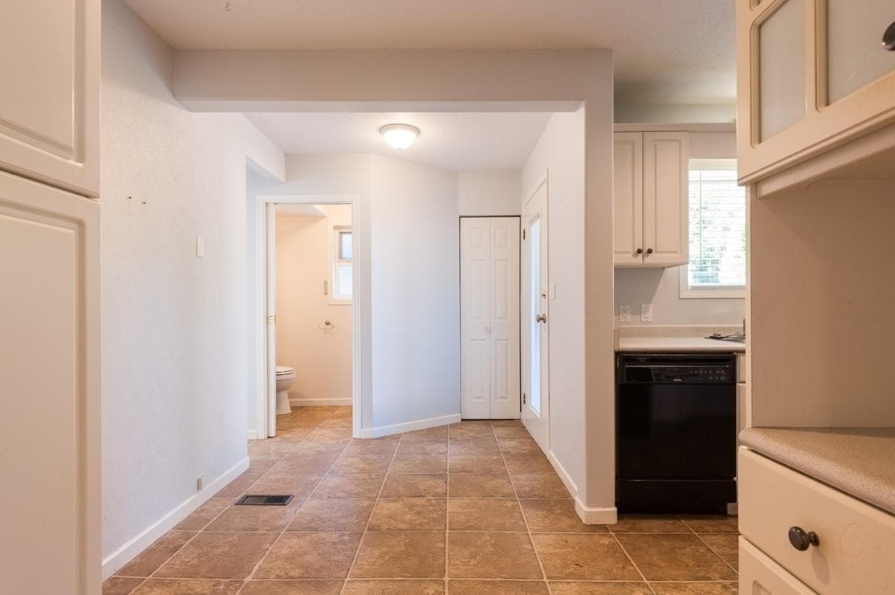 15661 Roper Avenue, White Rock, V4B 2G9 — photo 4