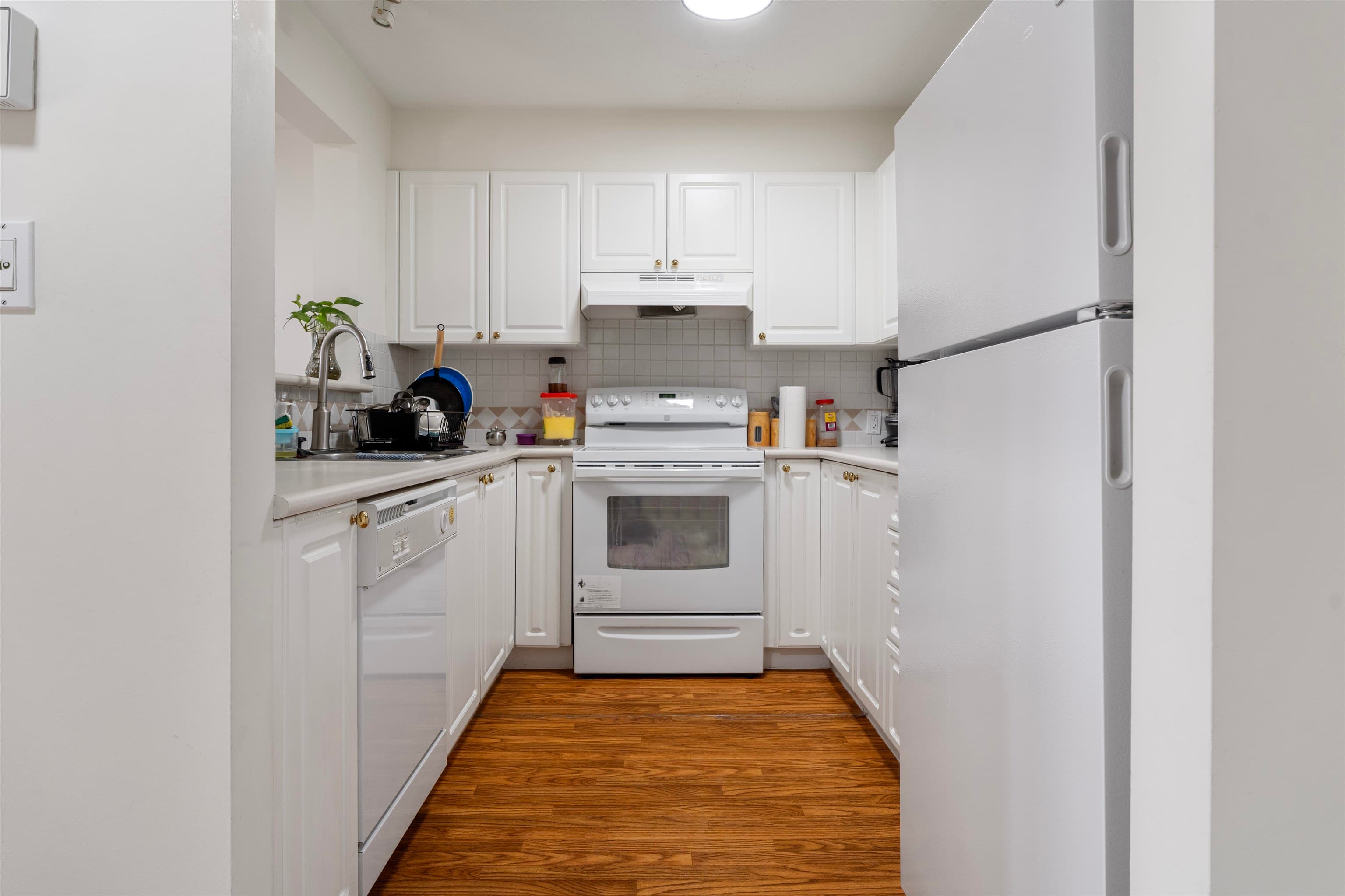 318 - 15268 105 Avenue, Surrey, V3R 0W8 — photo 5