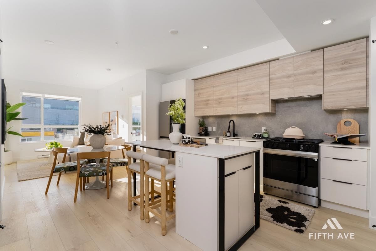 206 - 30494 Cardinal Avenue, Abbotsford, V2T 0A5 — photo 1