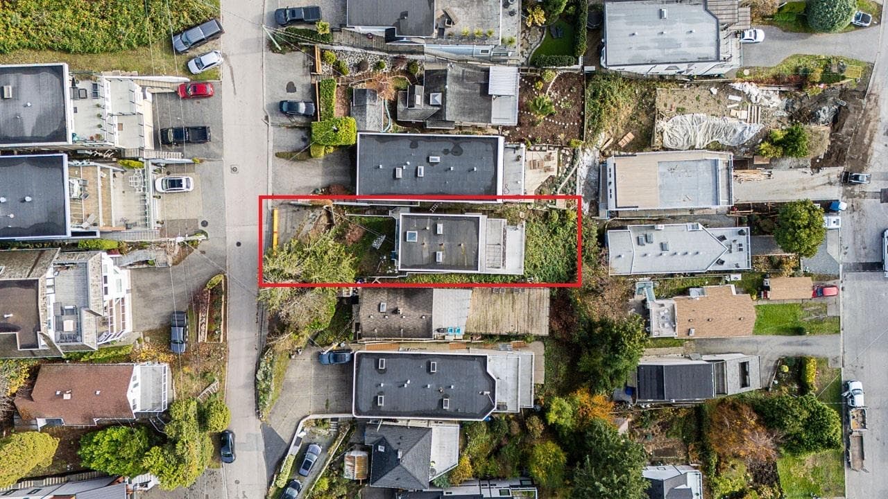 14768 Mcdonald Avenue, White Rock, V4B 2C8 — photo 2