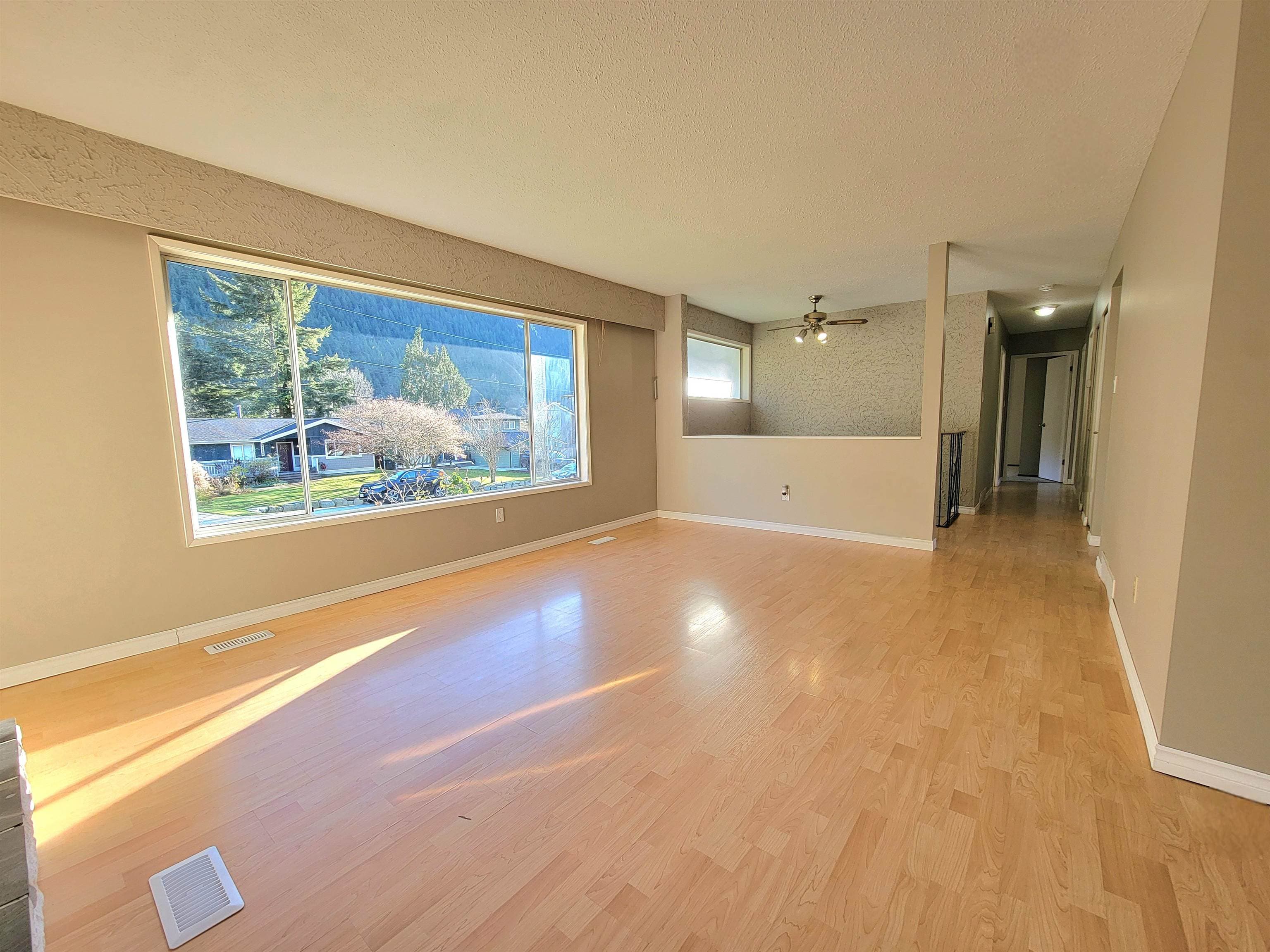 38295 Chestnut Avenue, Squamish, V8B 0W7 — photo 4