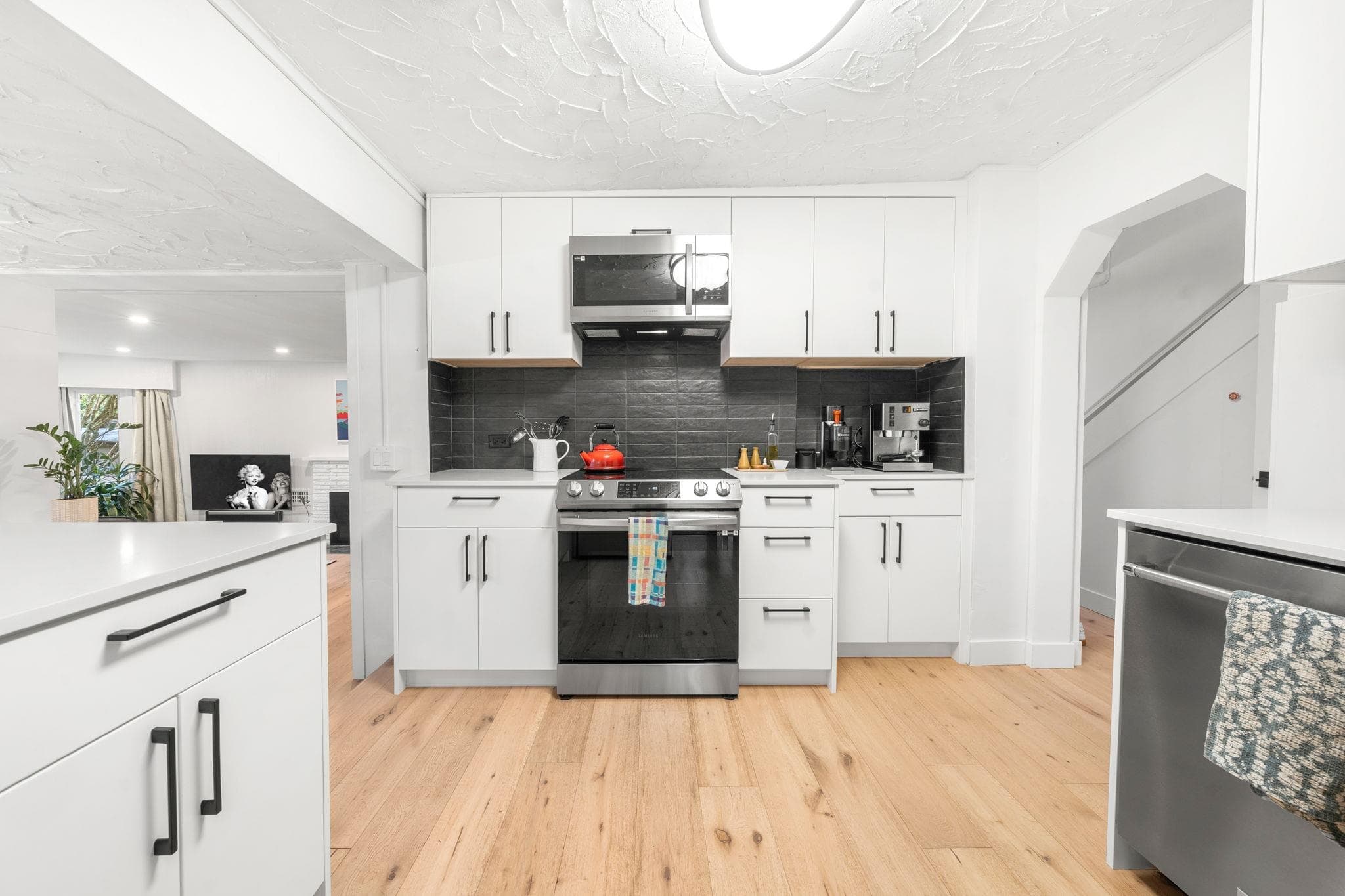 2052 Capilano Road, North Vancouver, V7P 3B8 — photo 3