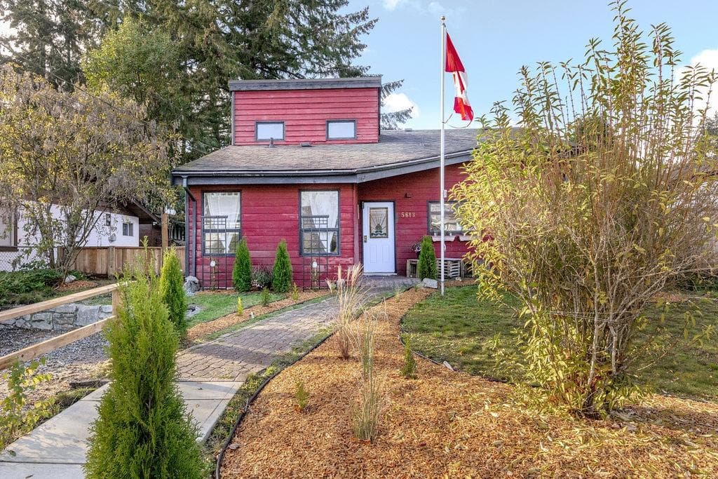 5613 Trail Avenue, Sechelt, V7Z 0H8 — photo 3