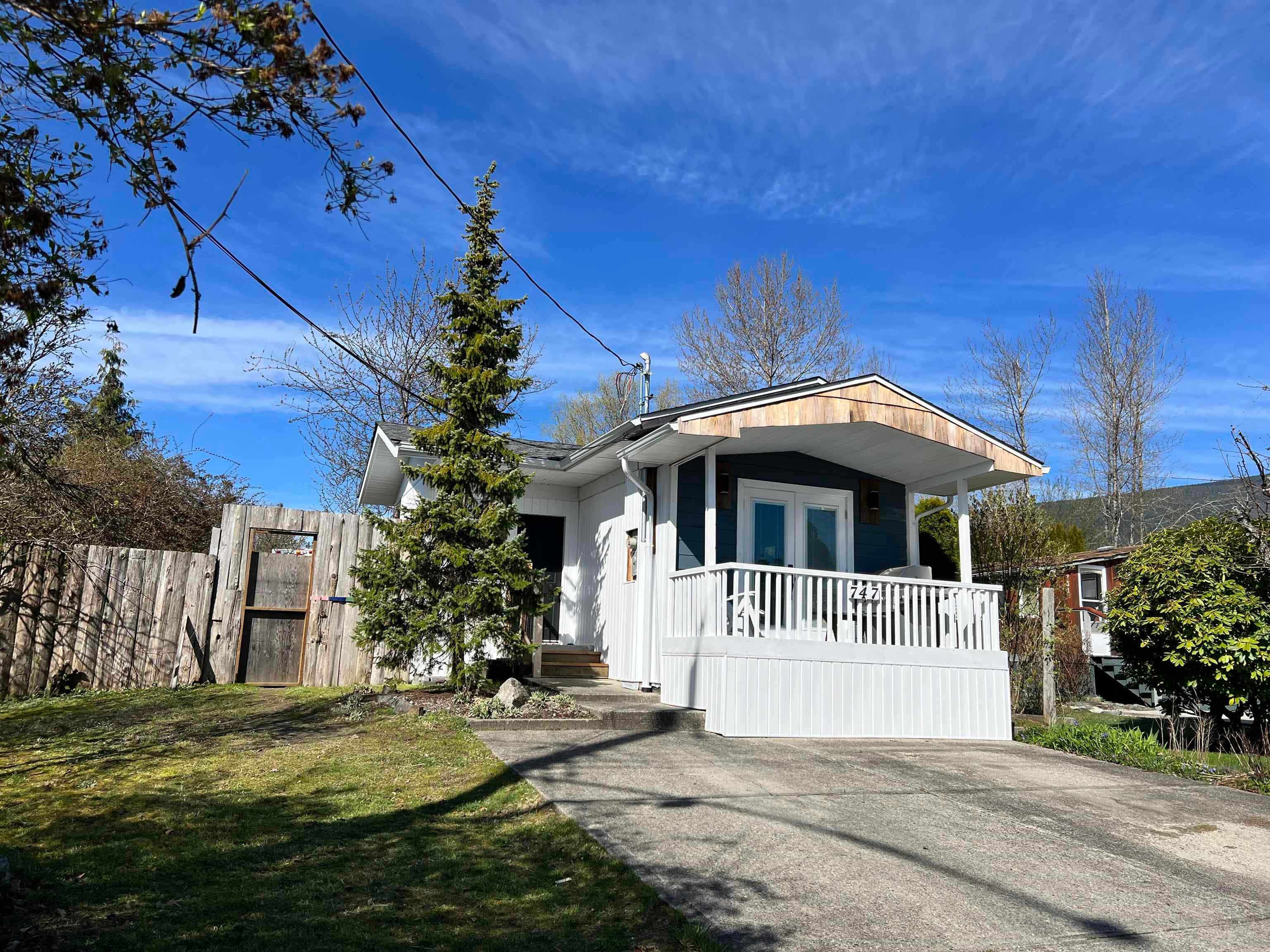 747 Cascade Crescent, Gibsons, V0N 1V9 — photo 1