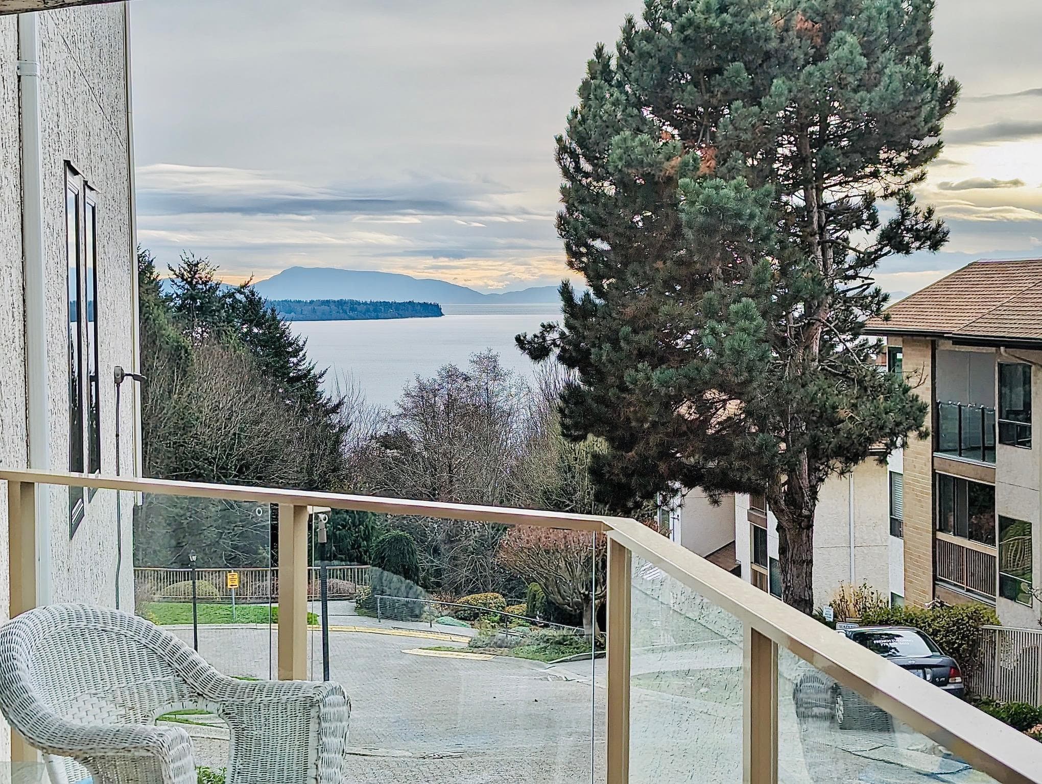 519 - 1350 Vidal Street, White Rock, V4B 5G6 — photo 1