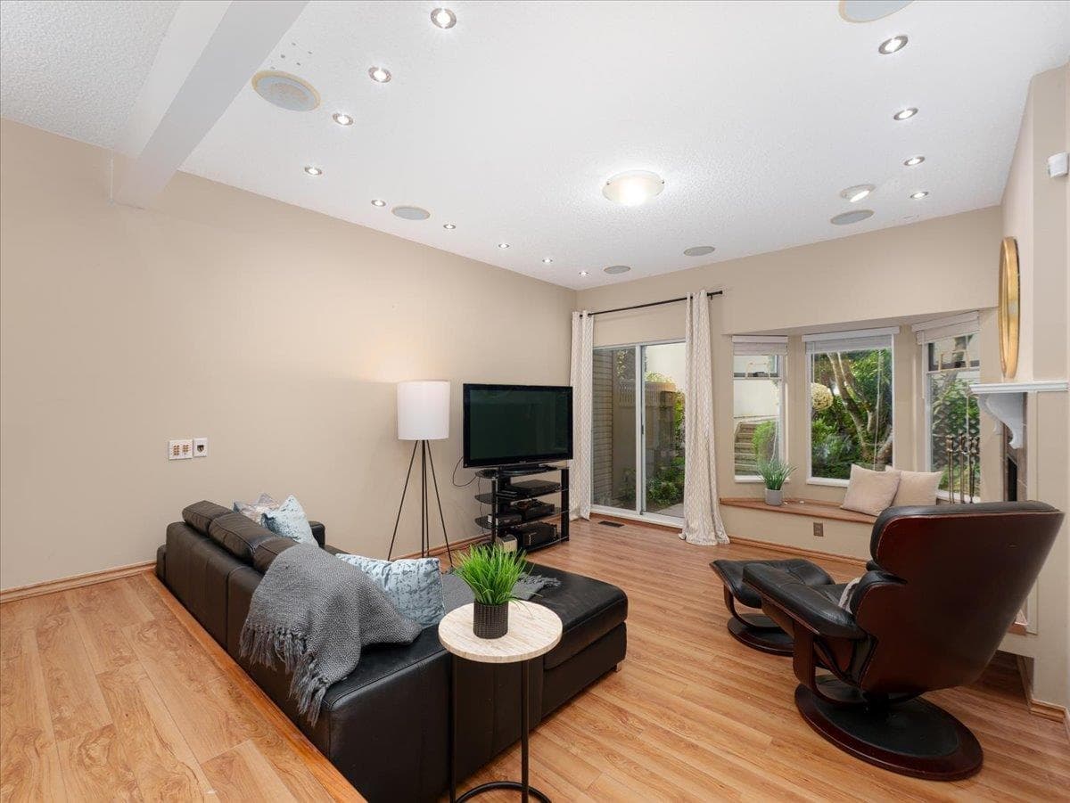 8804 Robins Court, Burnaby, V5A 4K7 — photo 2