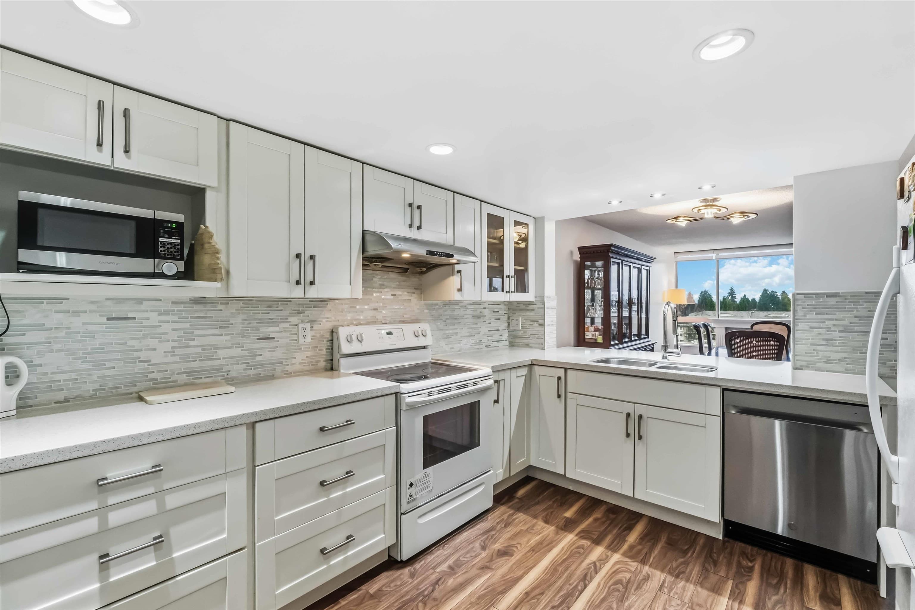 701 - 14881 103a Avenue, Surrey, V3R 0M5 — photo 3