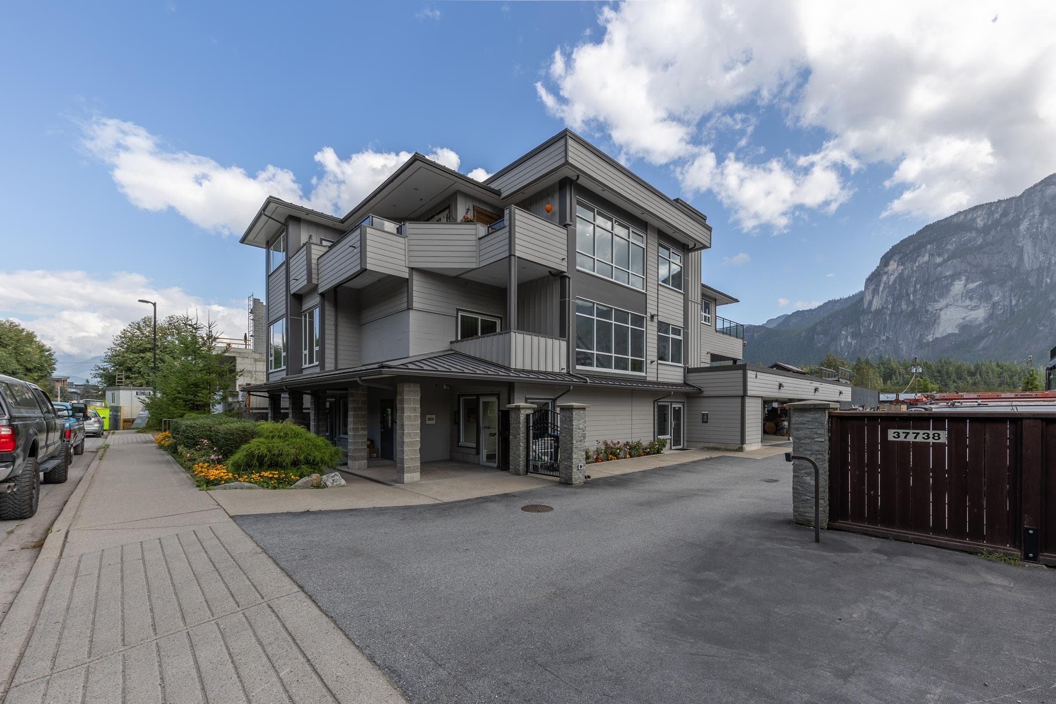 37738 Third Avenue, Squamish, V8B 0A2 — photo 1