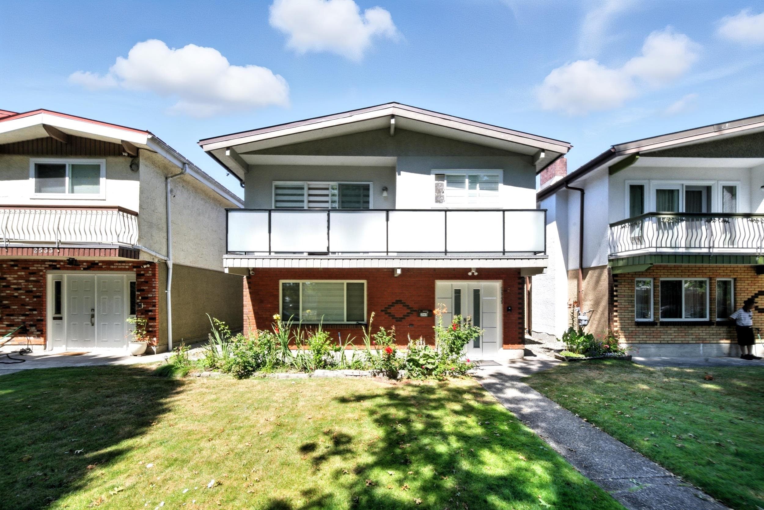 2545 E 43rd Avenue, Vancouver, V5R 5V7 — photo 1