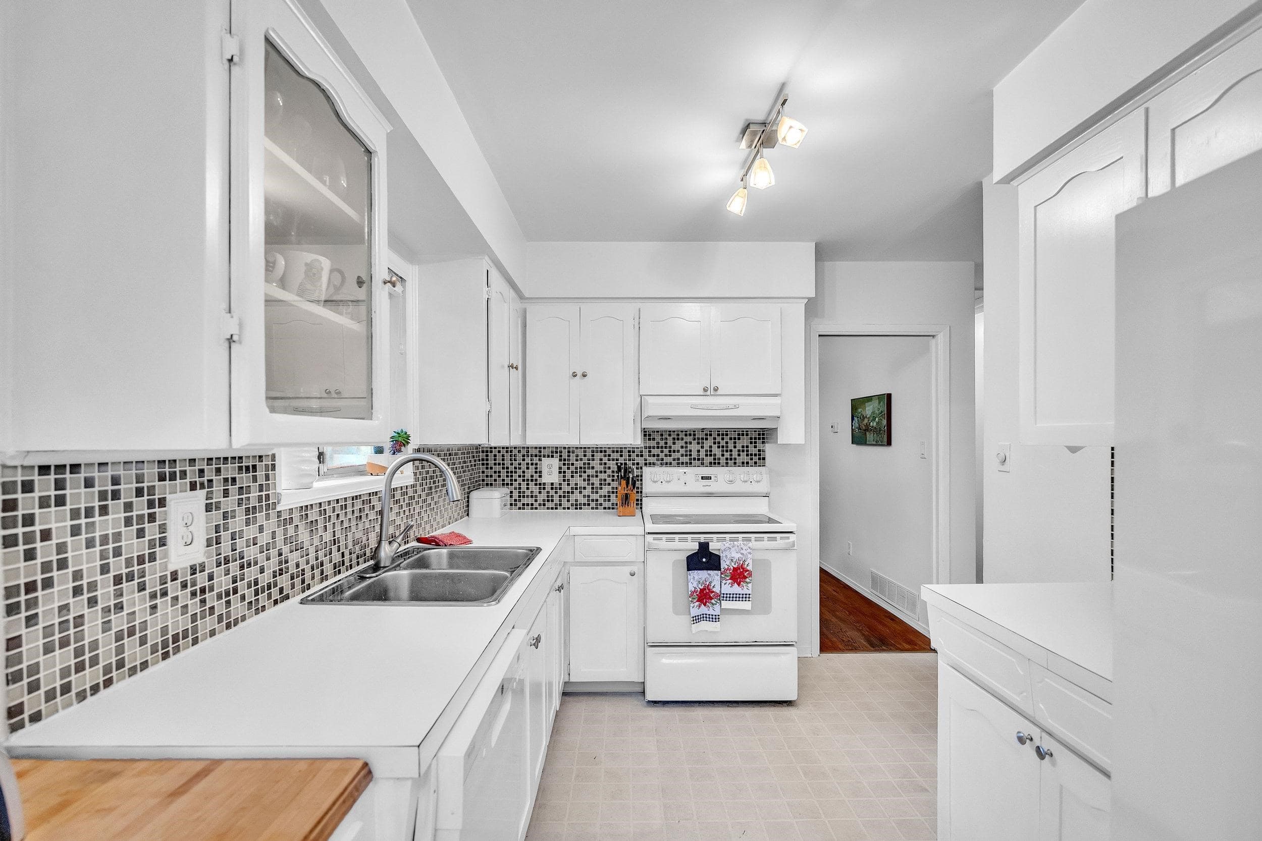 3296 Institute Road, North Vancouver, V7K 2K9 — photo 2