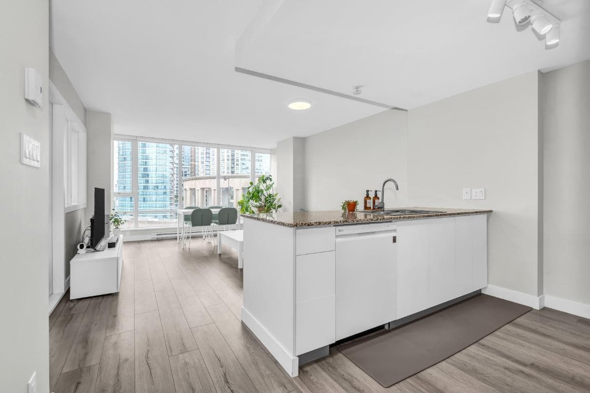 1805 - 788 Hamilton Street, Vancouver, V6B 0E9 — photo 4