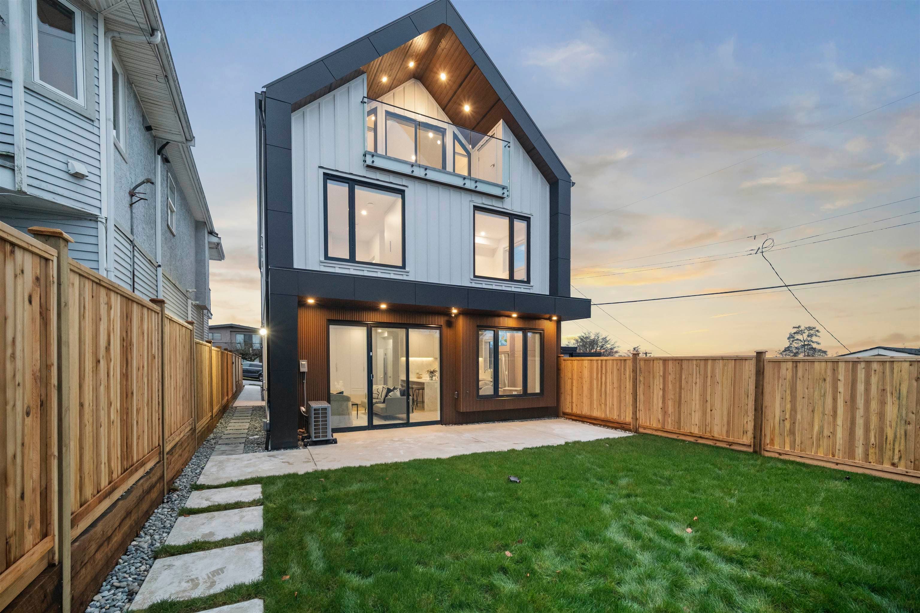 2 - 3623 Triumph Street, Vancouver, V5K 1V4 — photo 2