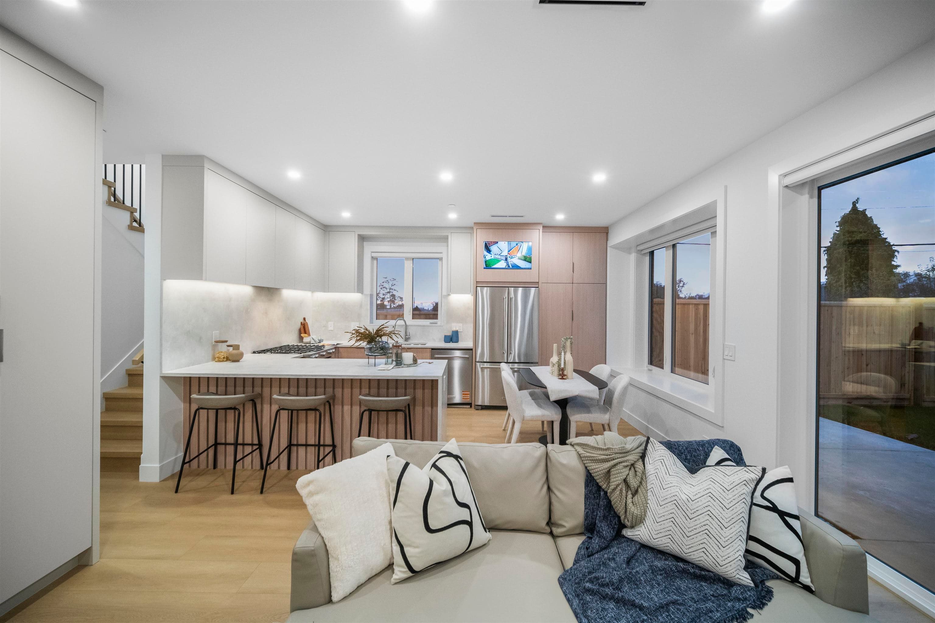2 - 3623 Triumph Street, Vancouver, V5K 1V4 — photo 3