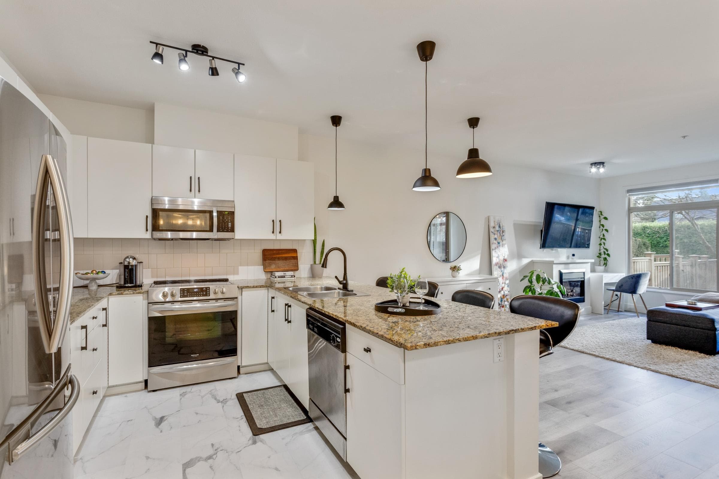 102 - 15385 101a Avenue, Surrey, V3R 0B4 — photo 1
