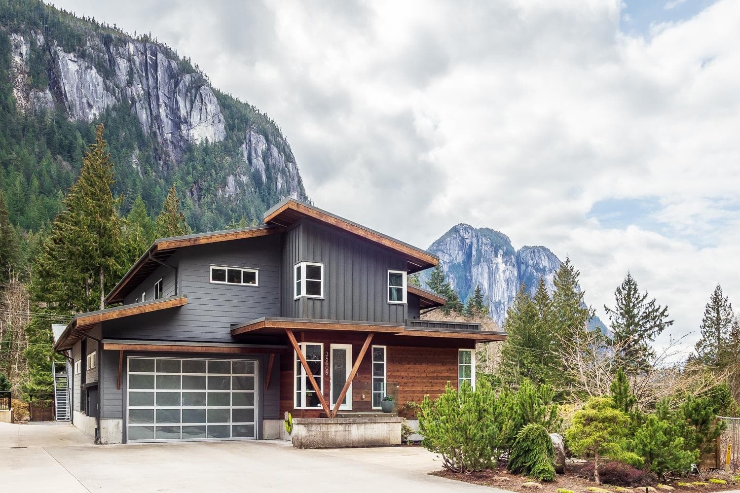 38608 Westway Avenue, Squamish, V8B 0W2 — photo 2