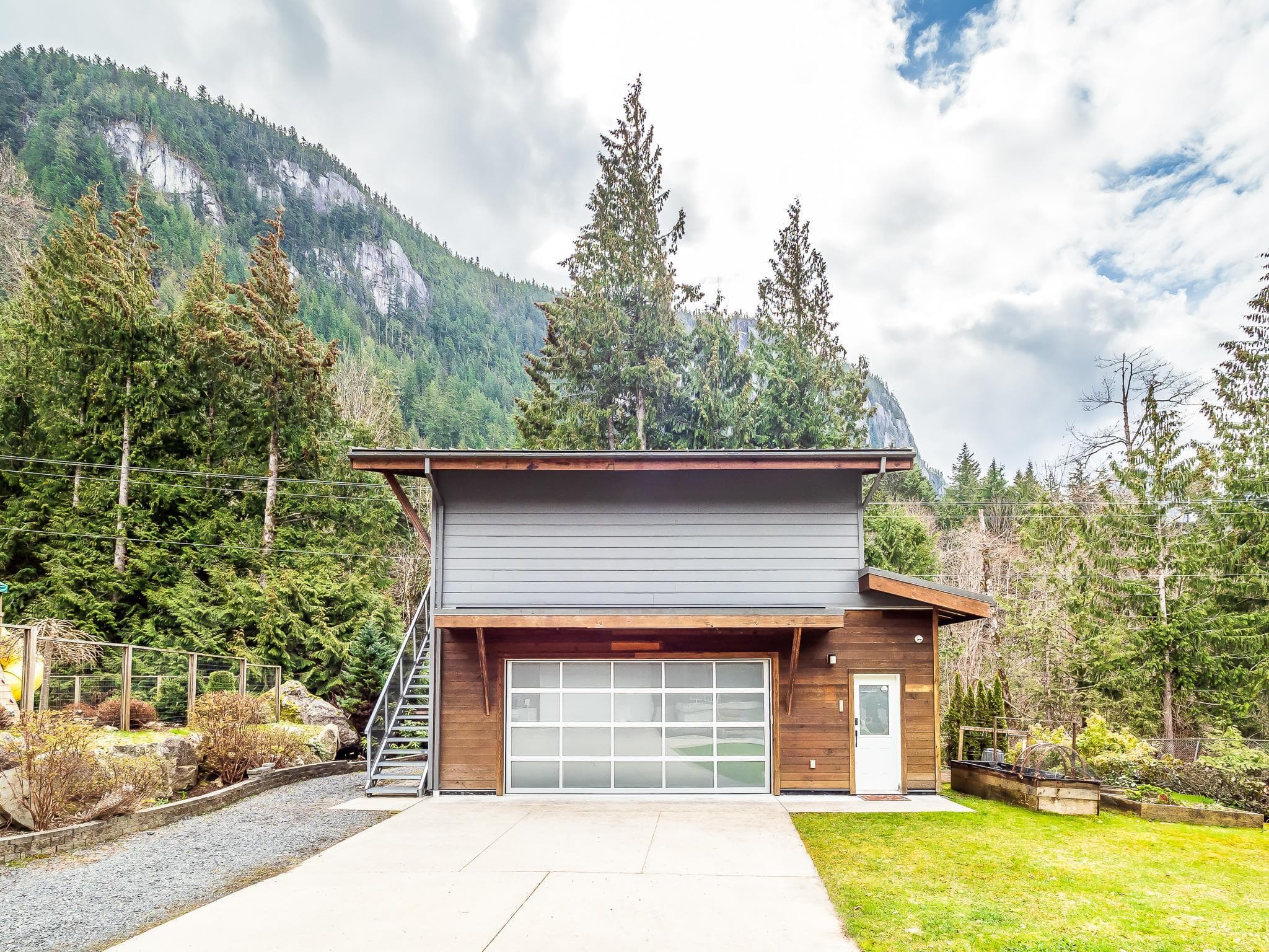 38608 Westway Avenue, Squamish, V8B 0W2 — photo 3