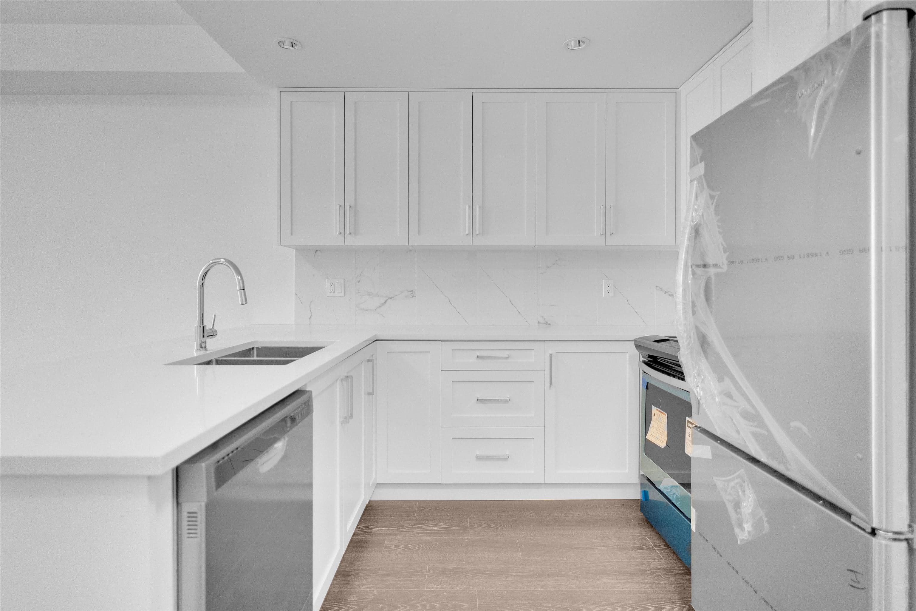 208 - 9983 E Barnston Drive, Surrey, V4N 6T3 — photo 3