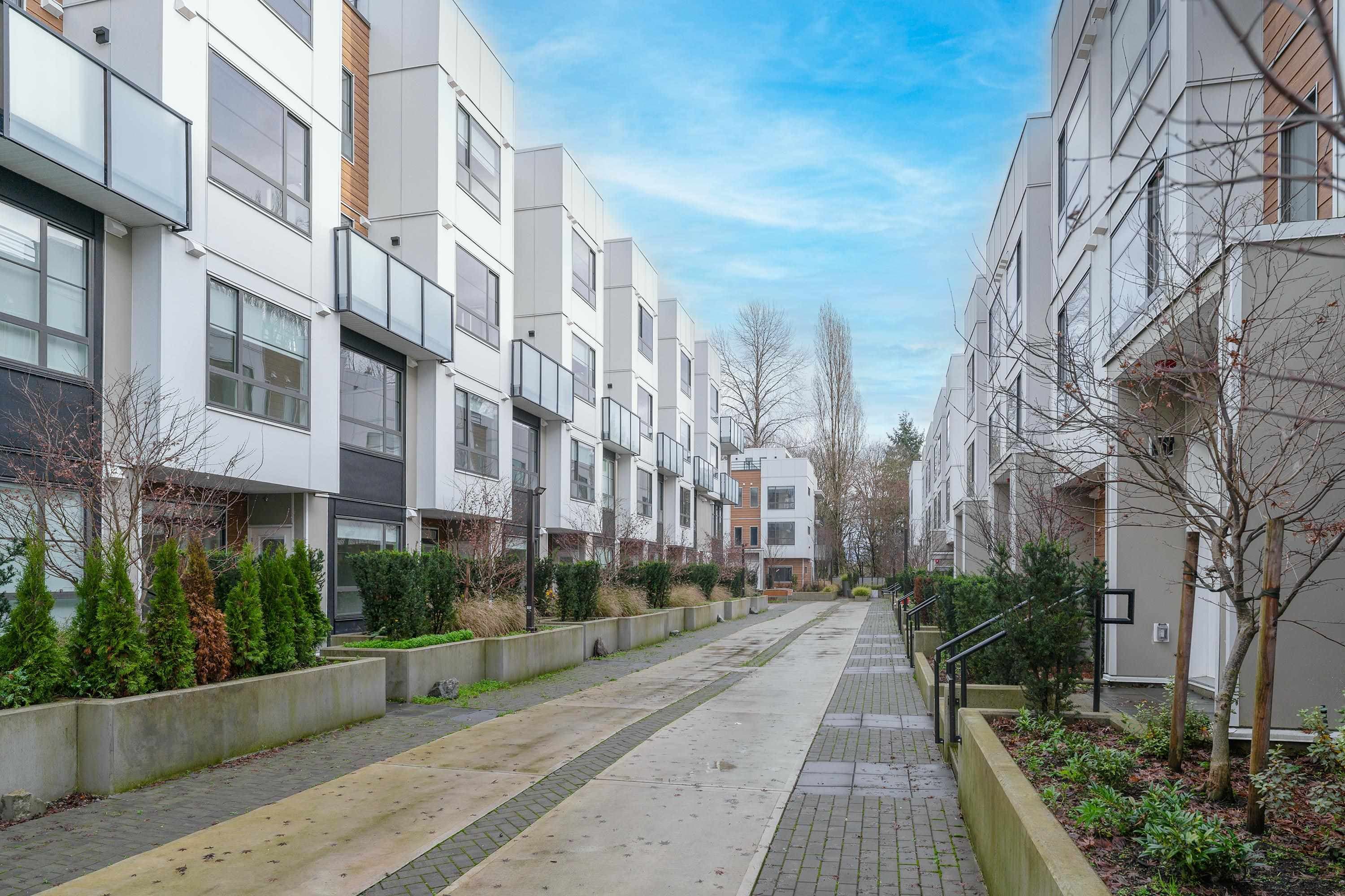 31 - 6328 King George Boulevard, Surrey, V3X 0L4 — photo 2