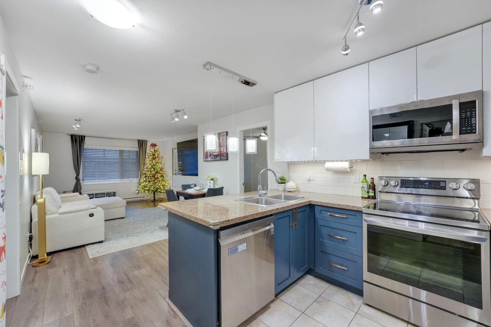 PH6 - 2373 Atkins Avenue, Port Coquitlam, V3C 1Y7 — photo 2
