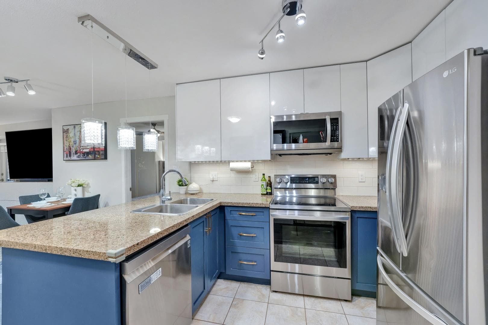 PH6 - 2373 Atkins Avenue, Port Coquitlam, V3C 1Y7 — photo 3