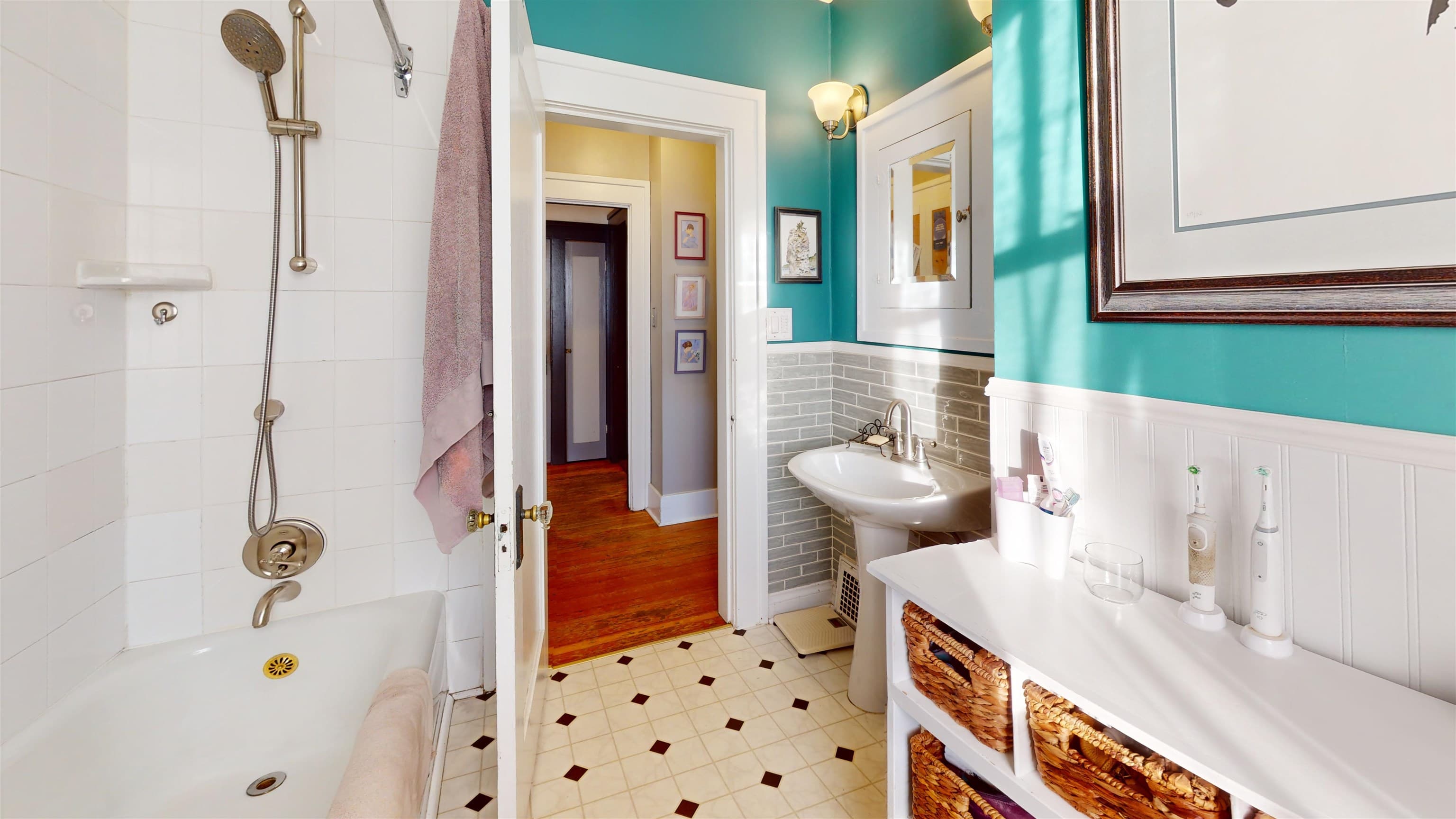 2340 Victoria Drive, Vancouver, V5N 4K9 — photo 2