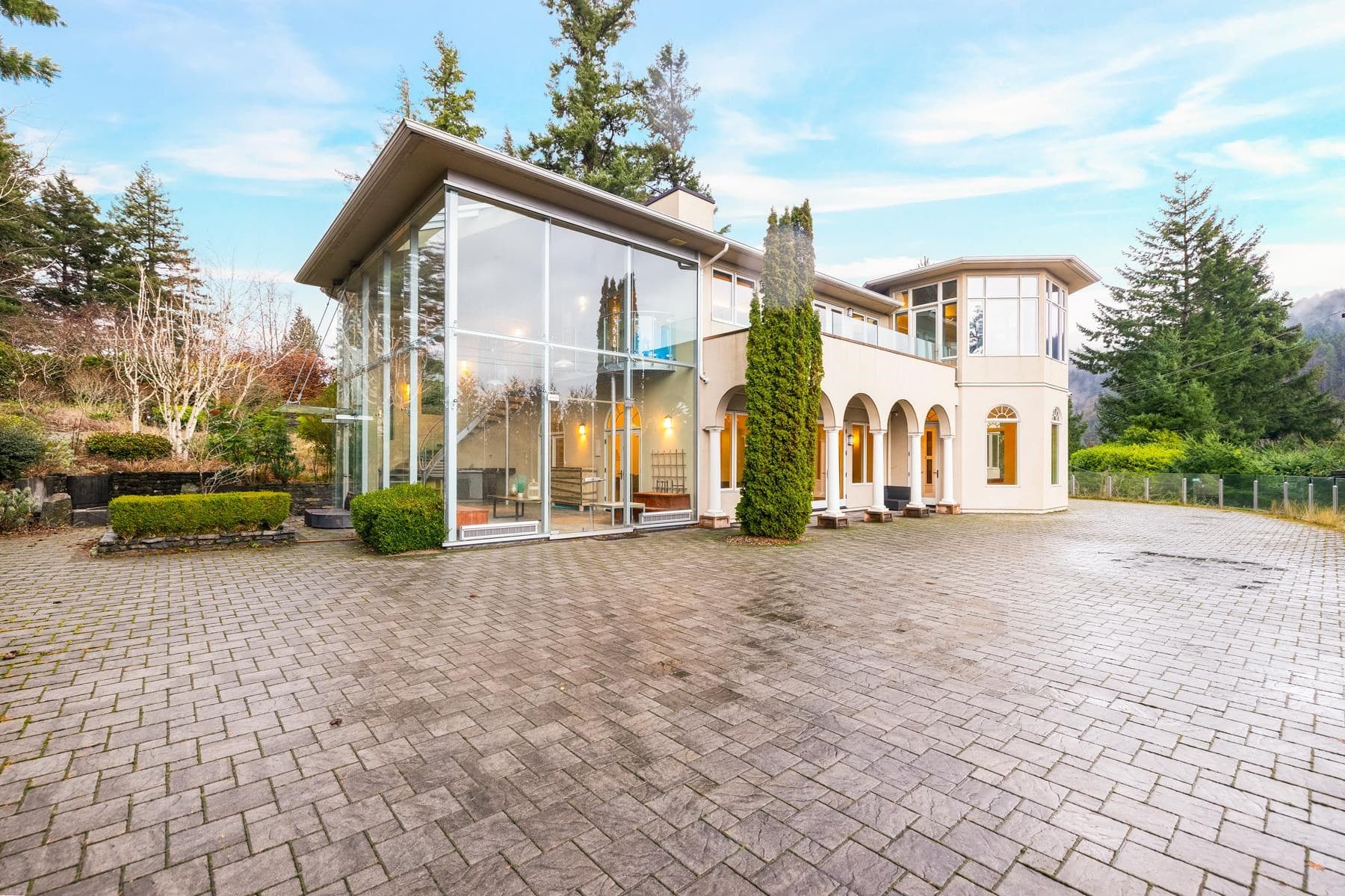 6220 Summit Avenue, West Vancouver