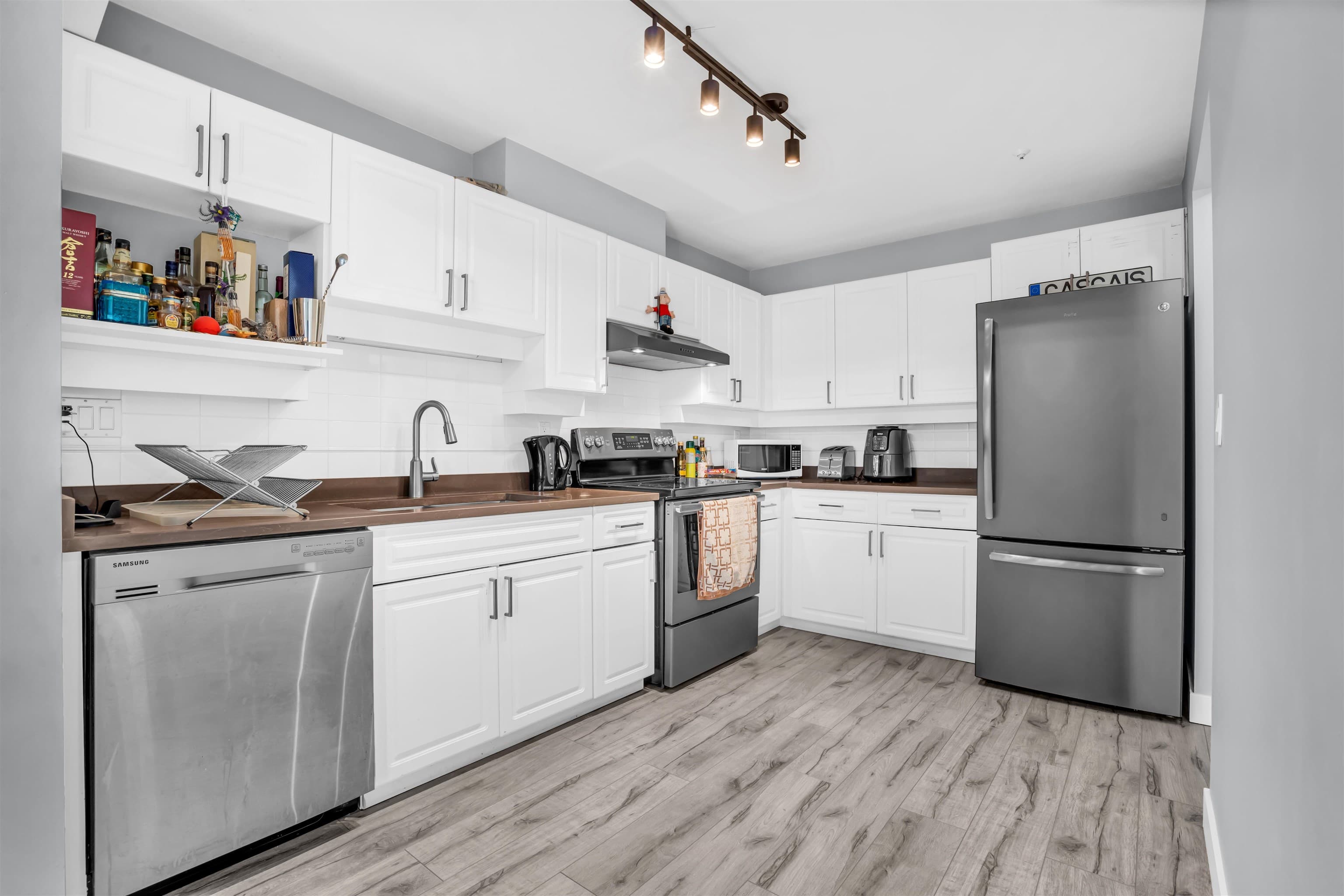301 - 1655 Grant Avenue, Port Coquitlam, V3B 7V1 — photo 2