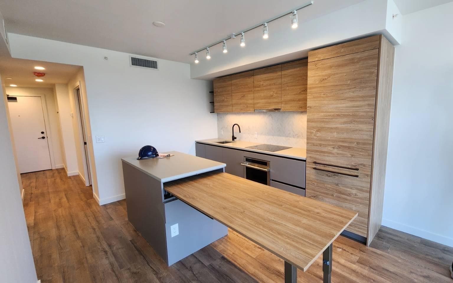 1001 - 10448 University Drive, Surrey, V3T 0S7 — photo 1