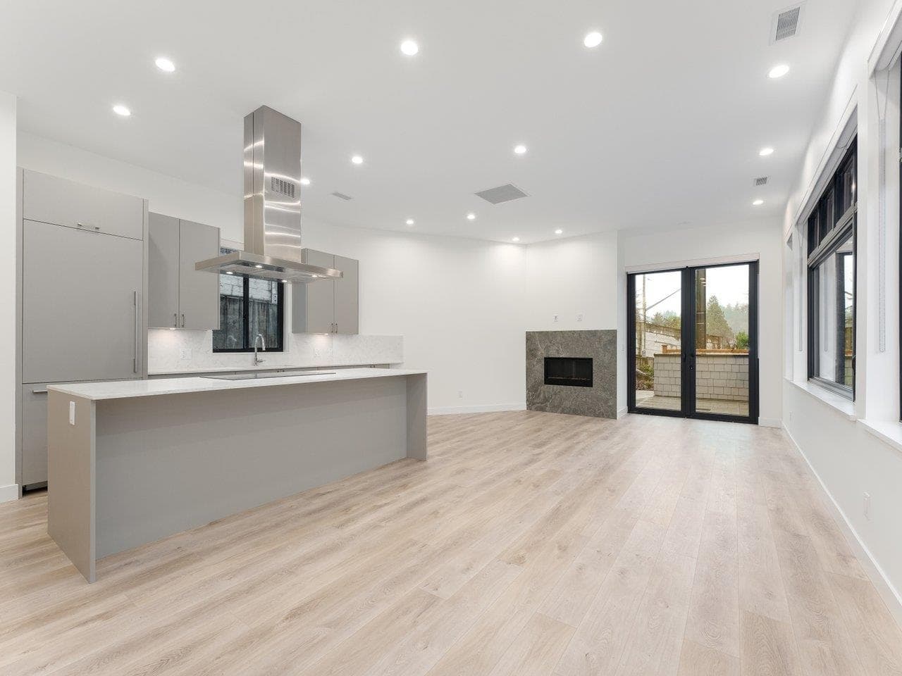 1123 E Keith Road, North Vancouver, V7L 1X4 — photo 2