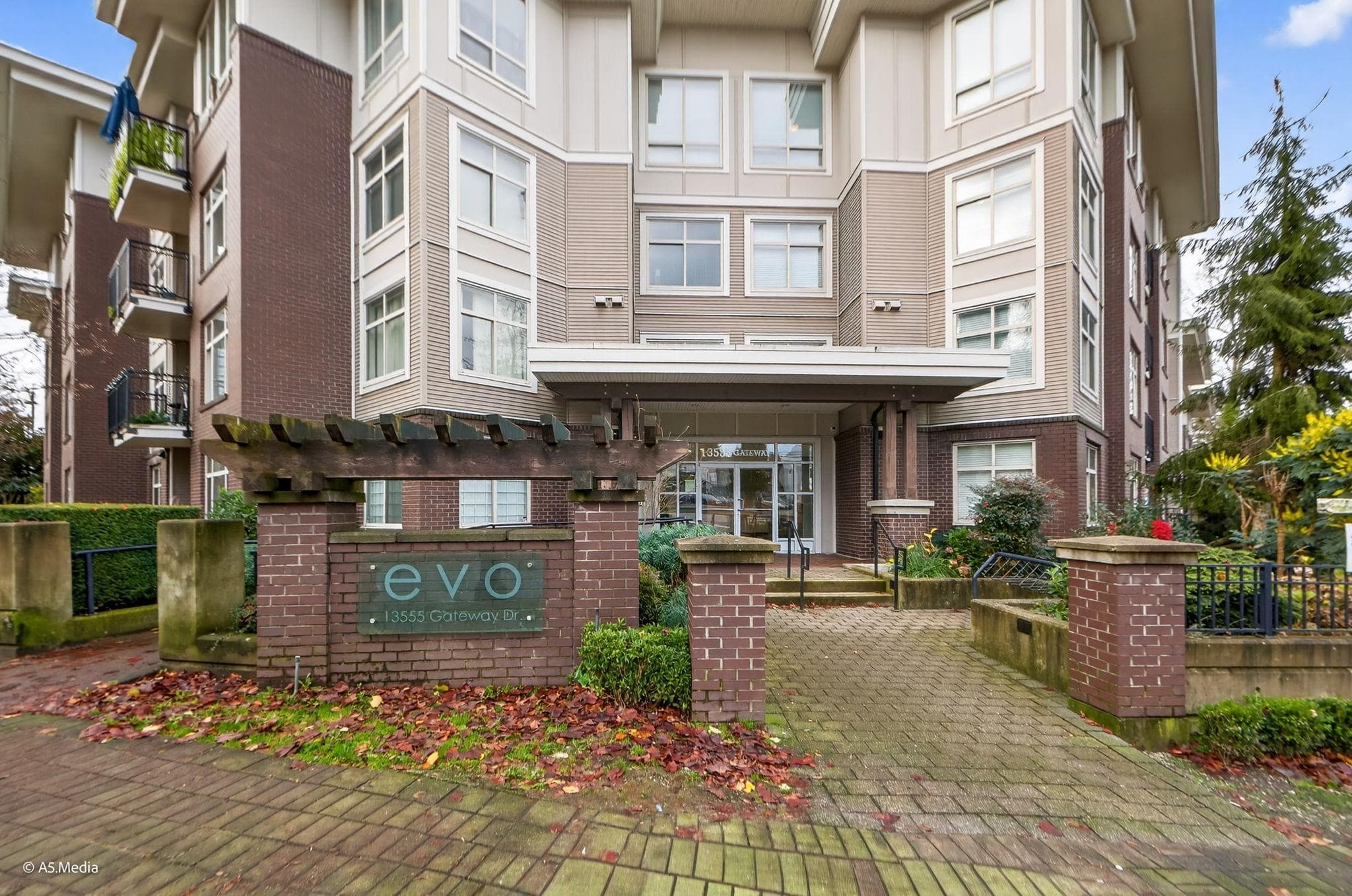 318 - 13555 Gateway Drive, Surrey, V3T 0B5 — photo 3